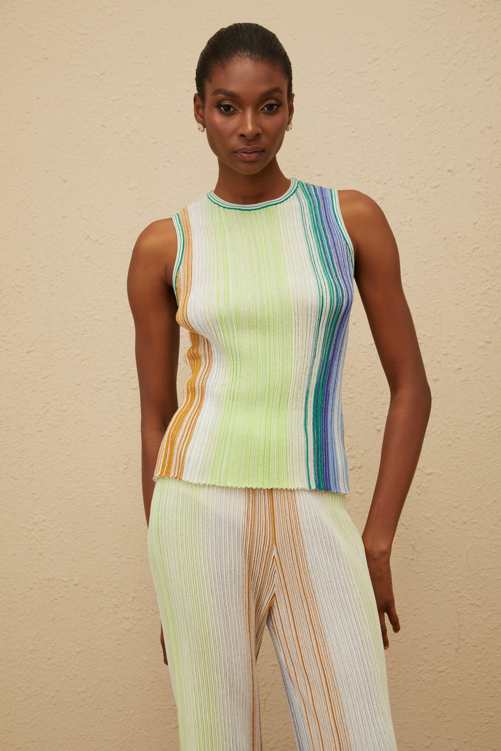 طقم بلوزة وبنطال محبوكان مطويات لامعان باللون الأخضر من Ulysse