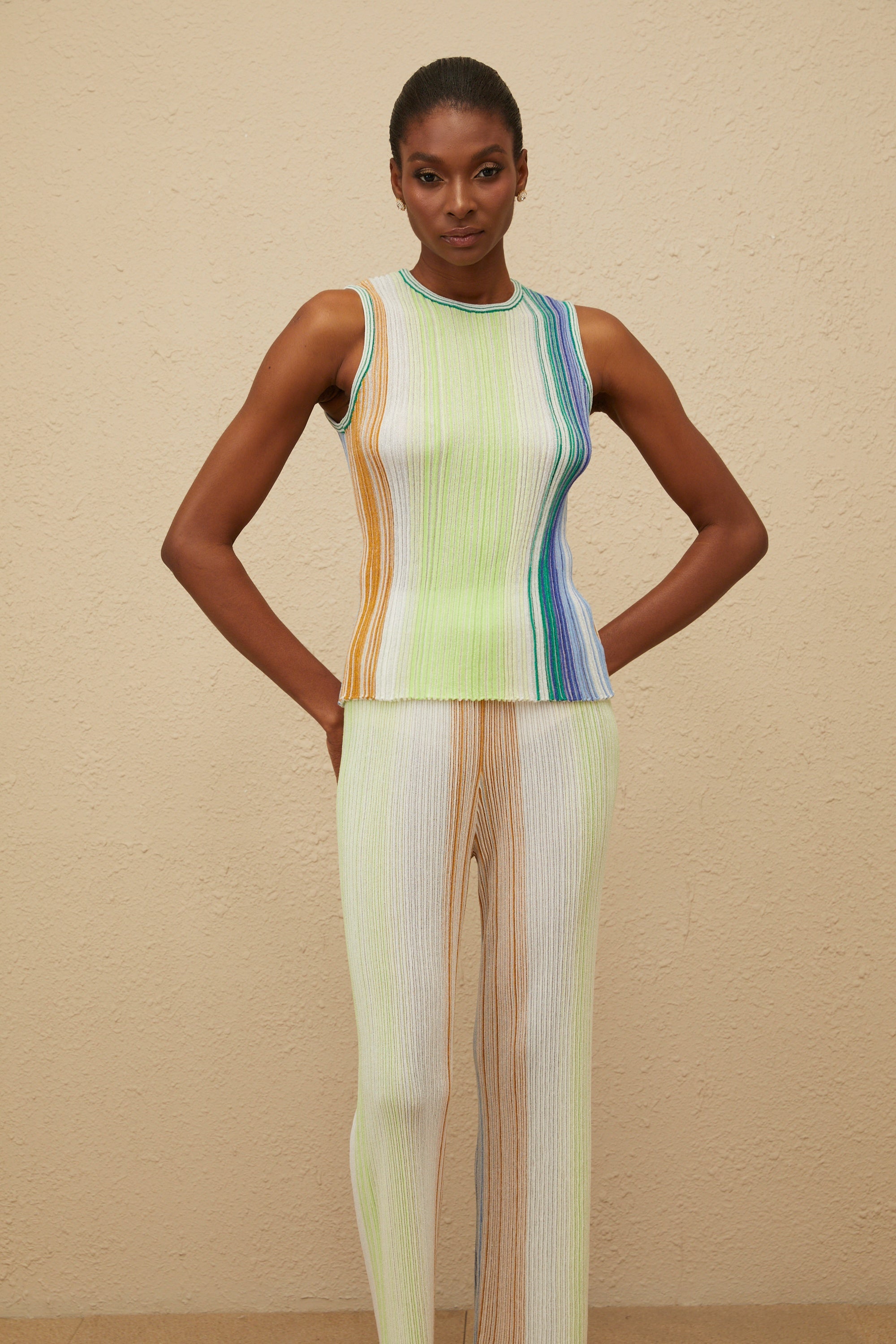 طقم بلوزة وبنطال محبوكان مطويات لامعان باللون الأخضر من Ulysse