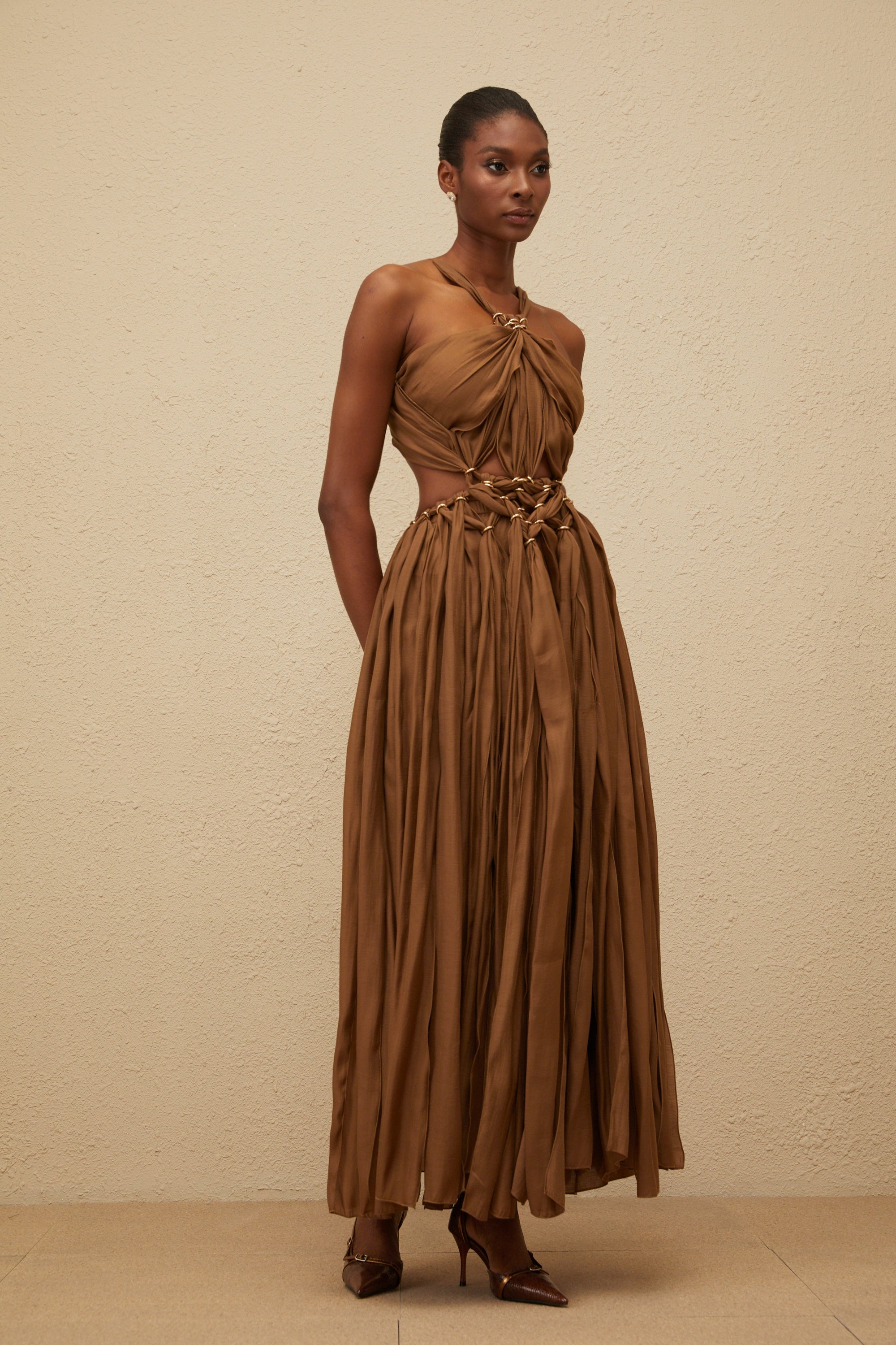 فستان ديوتيل متوسط الطول مزين بفتحات ومضفر باللون البني