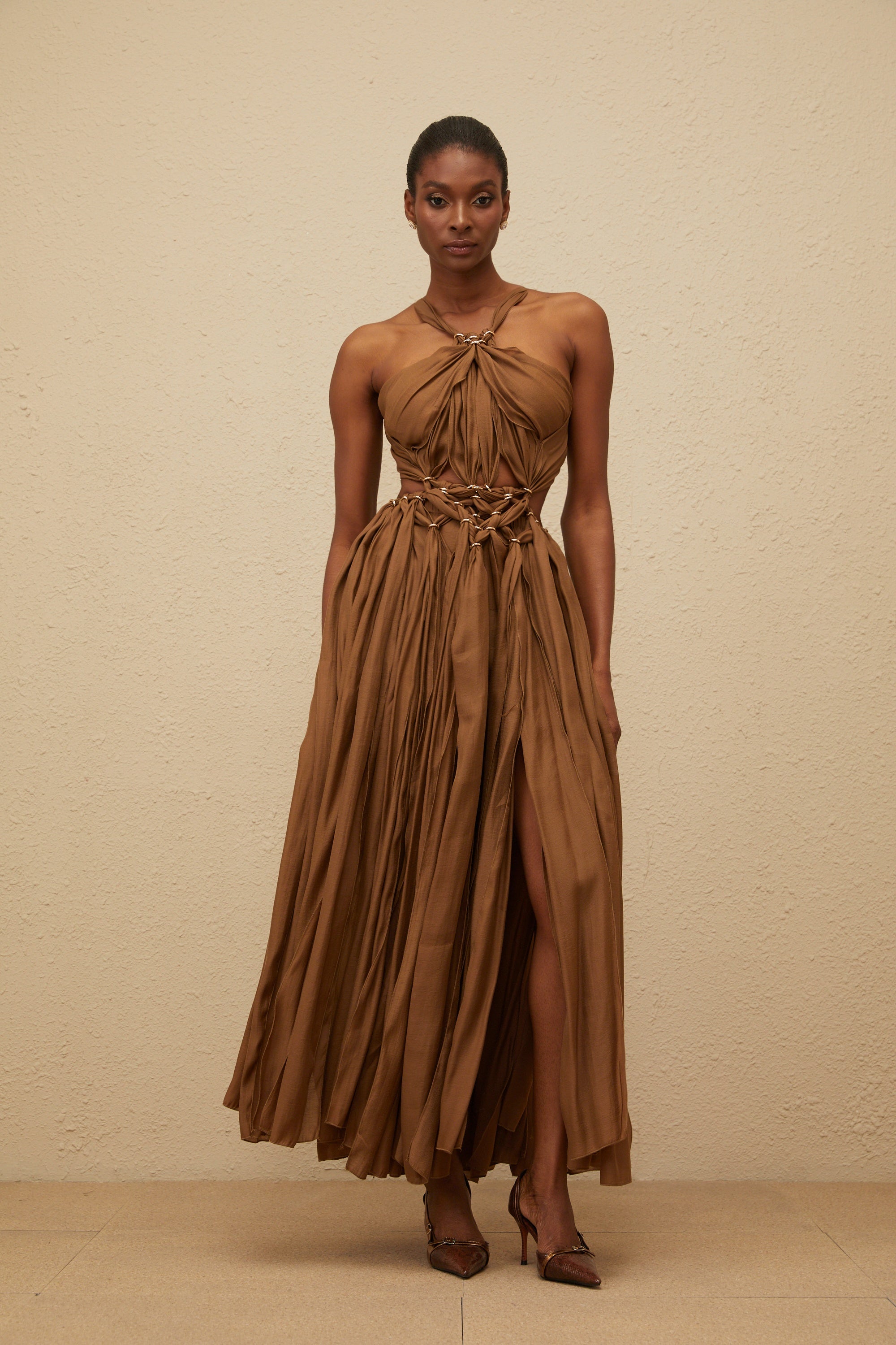 فستان ديوتيل متوسط الطول مزين بفتحات ومضفر باللون البني