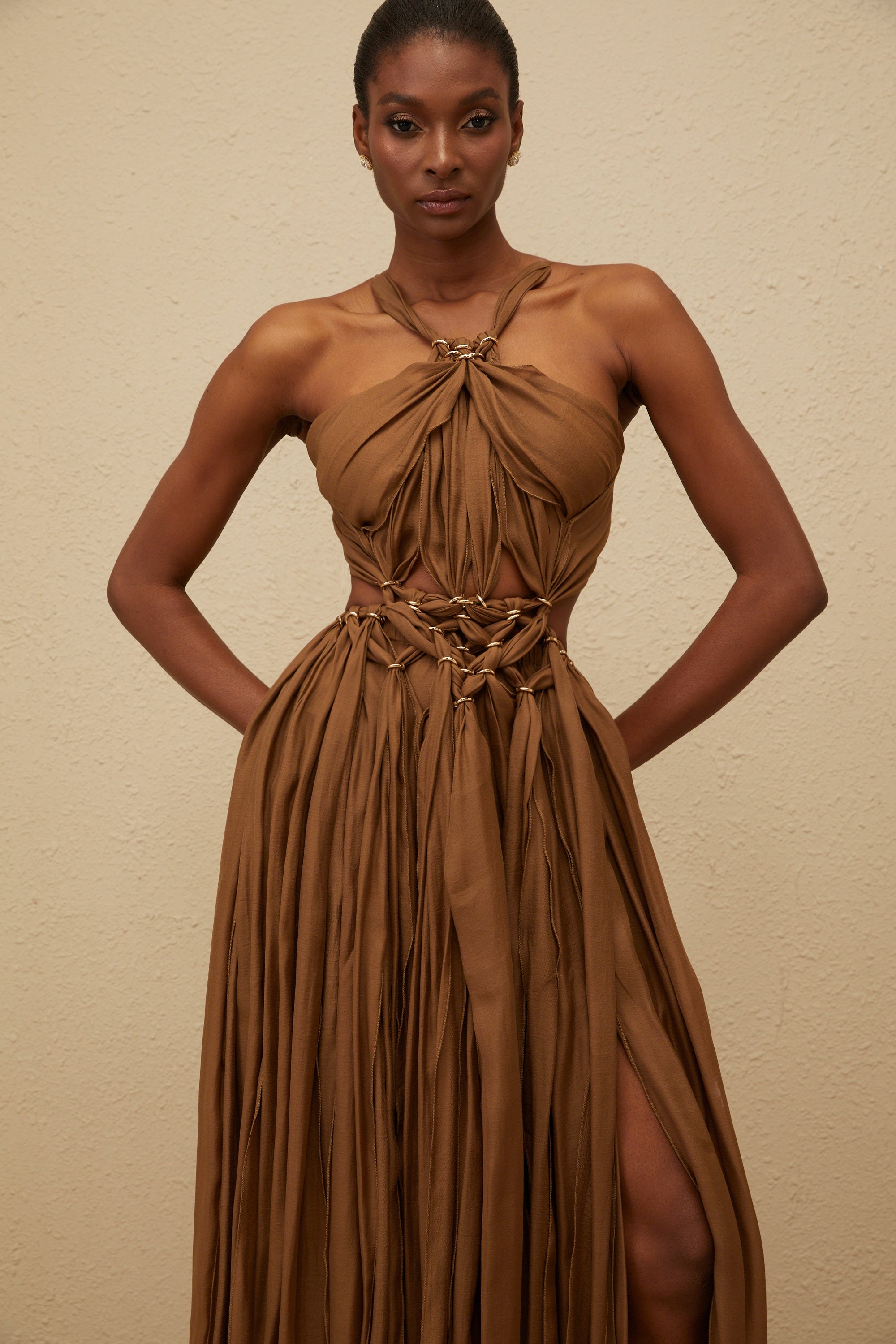 فستان ديوتيل متوسط الطول مزين بفتحات ومضفر باللون البني