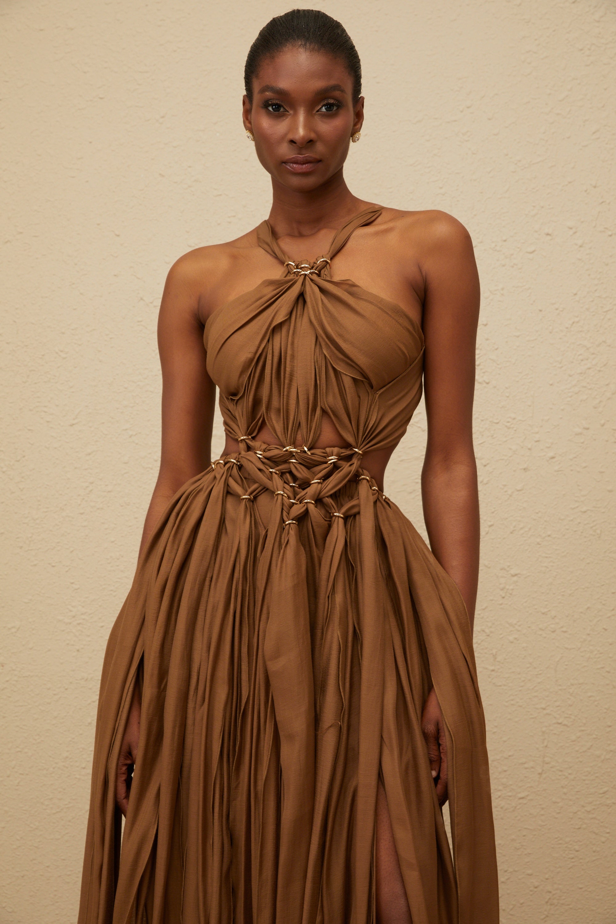 فستان ديوتيل متوسط الطول مزين بفتحات ومضفر باللون البني