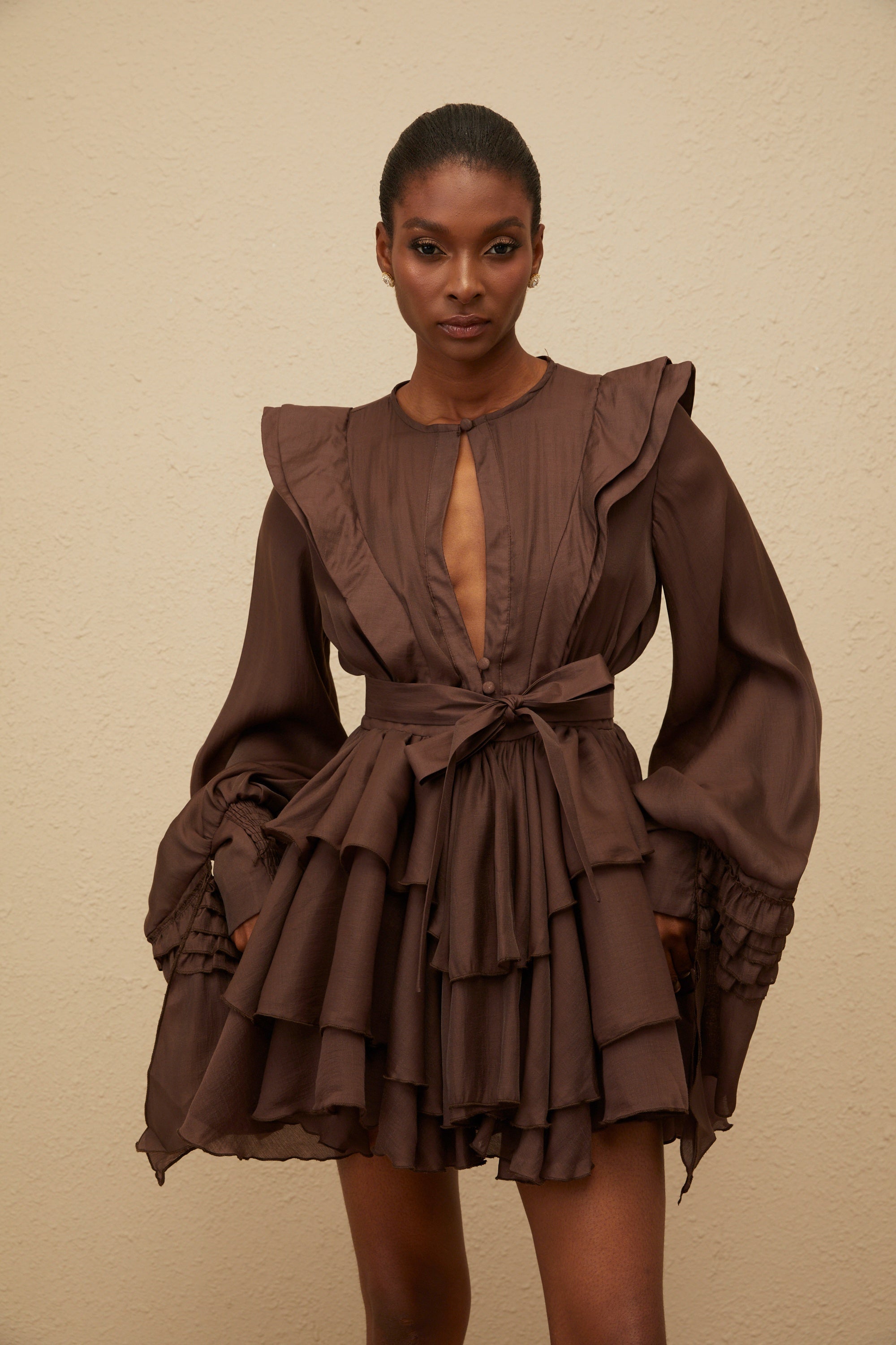 فستان أنابيل براون القصير ذو الكشكشة