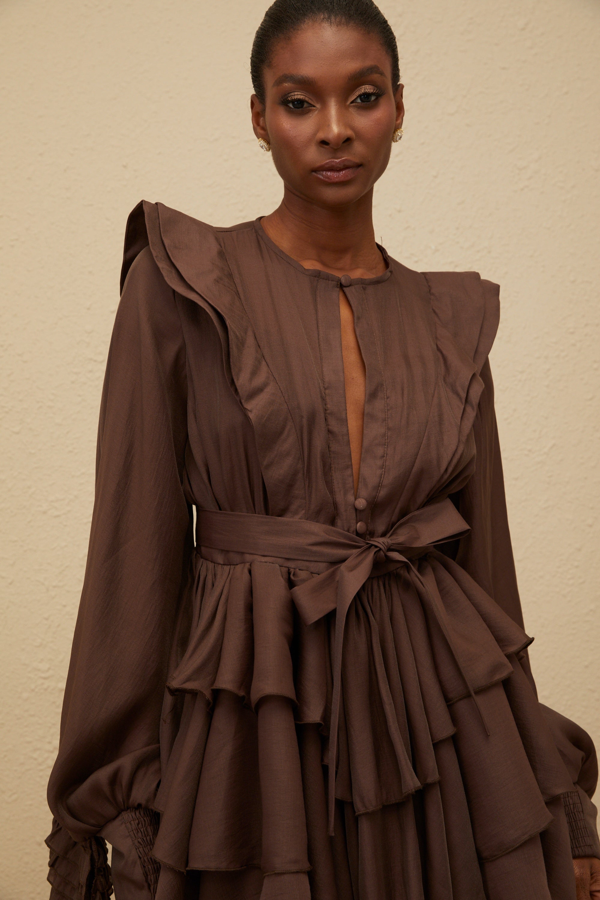 فستان أنابيل براون القصير ذو الكشكشة