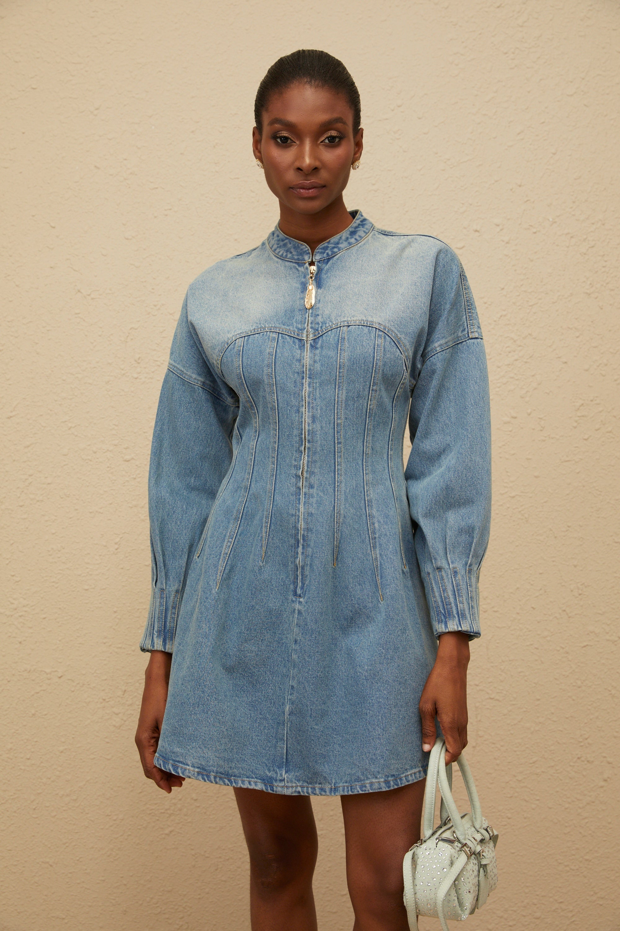 فستان قصير من قماش الدنيم الأزرق الواسع من إسمي