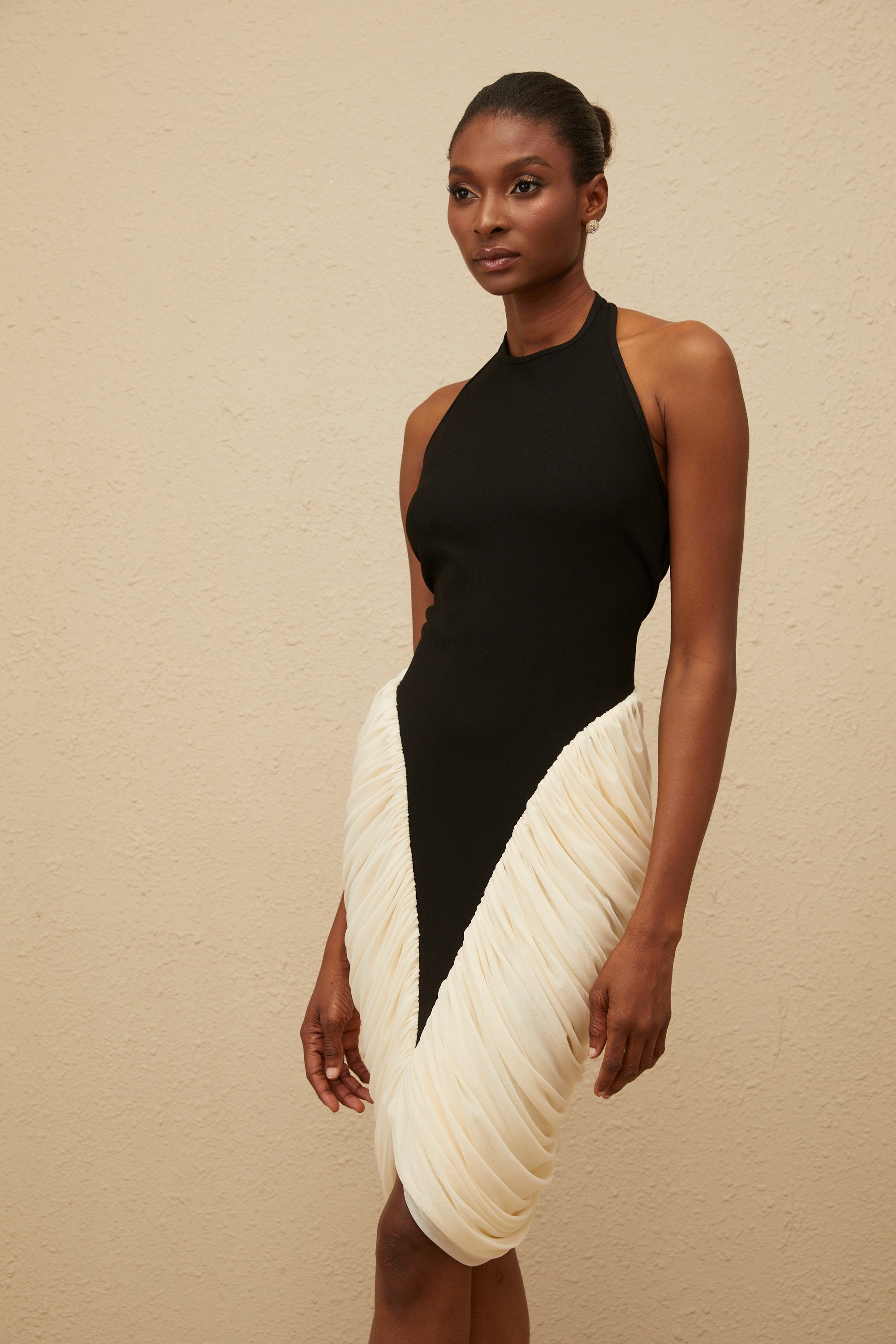 فستان أسود ضيق متوسط الطول مع رقبة على شكل حرف V