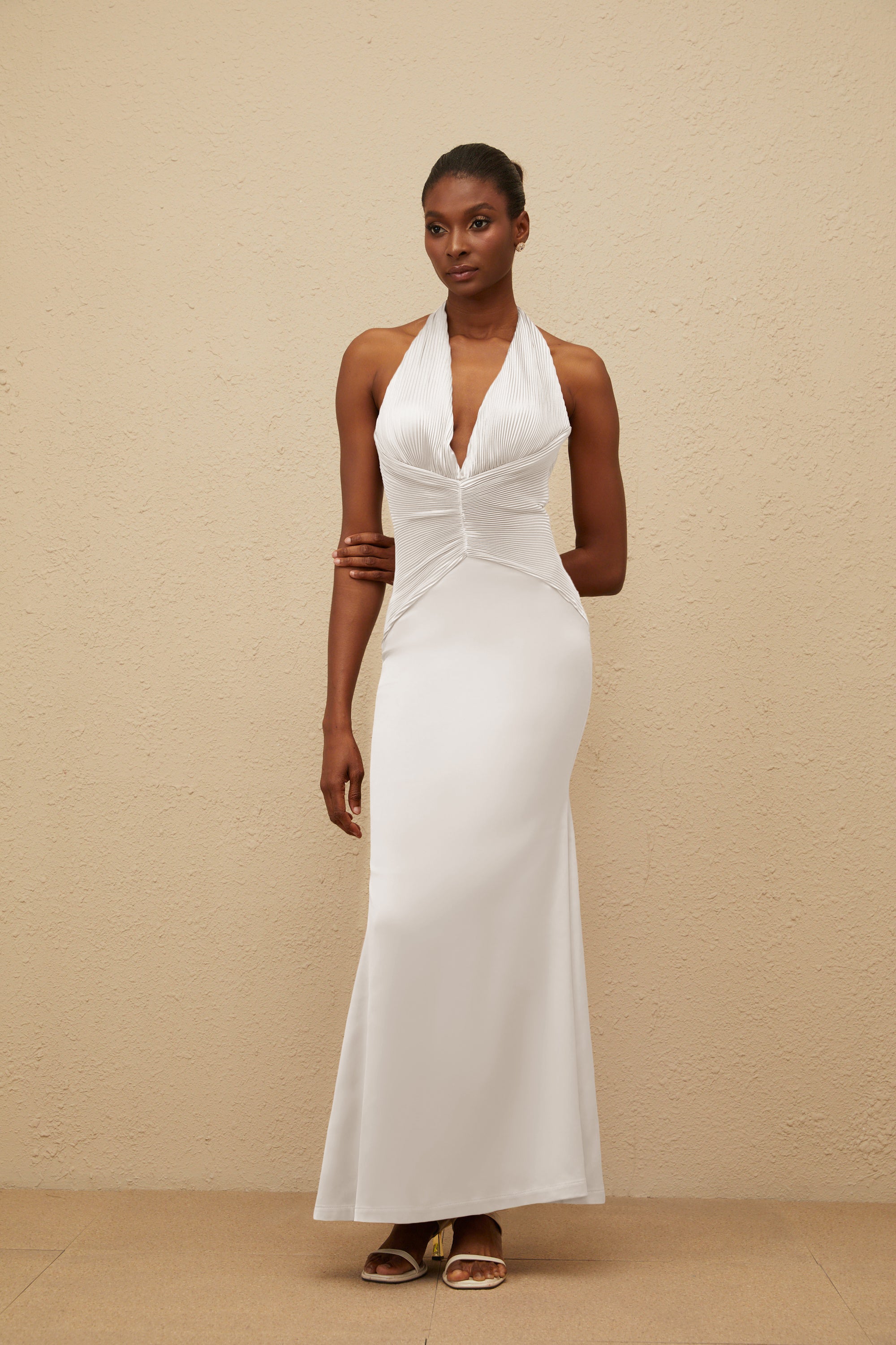 Colette – Weißes Neckholder-Kleid aus gerüschtem Satin