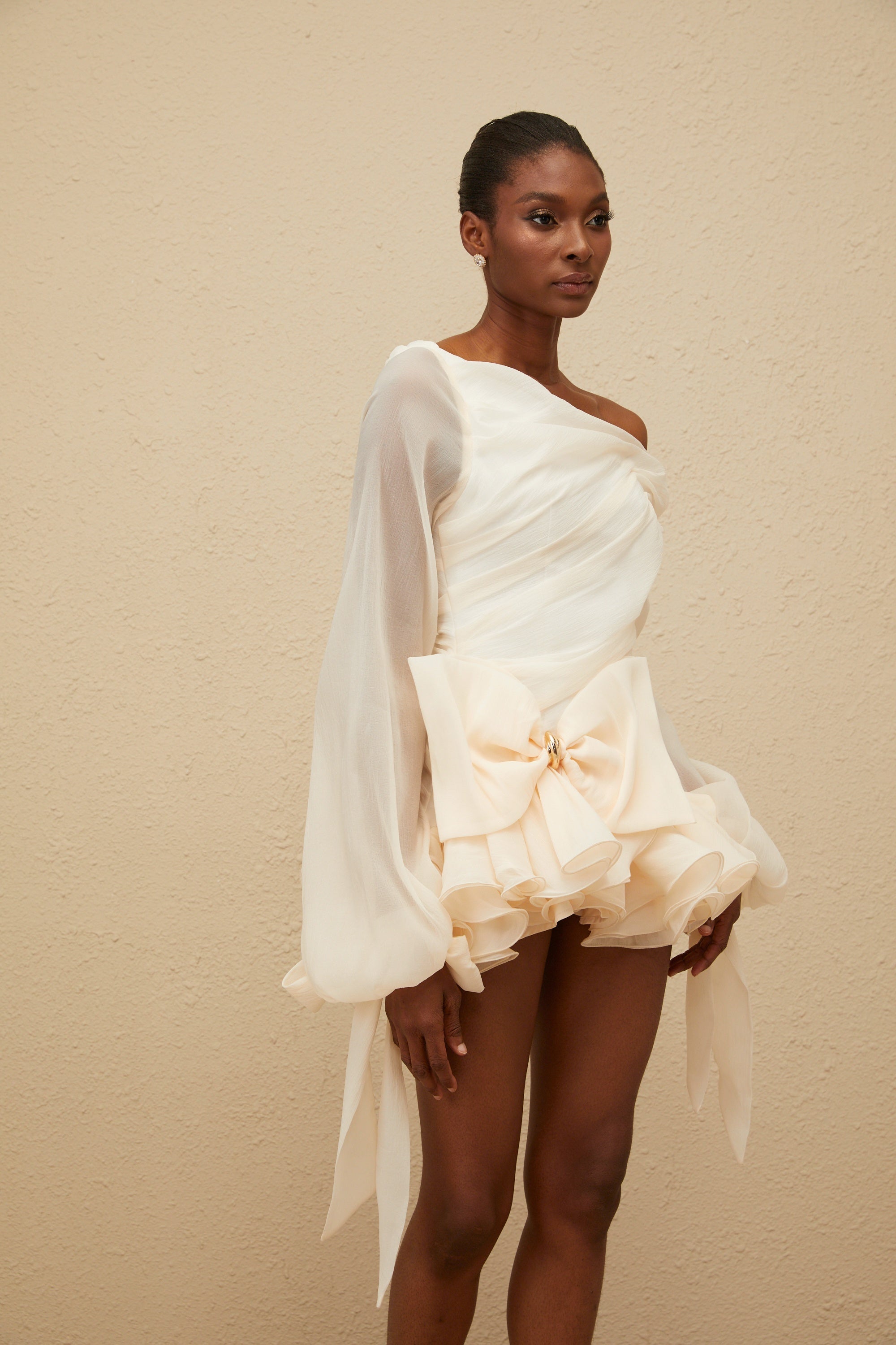 فستان إيرينا وايت القصير بعقدة فيونكة