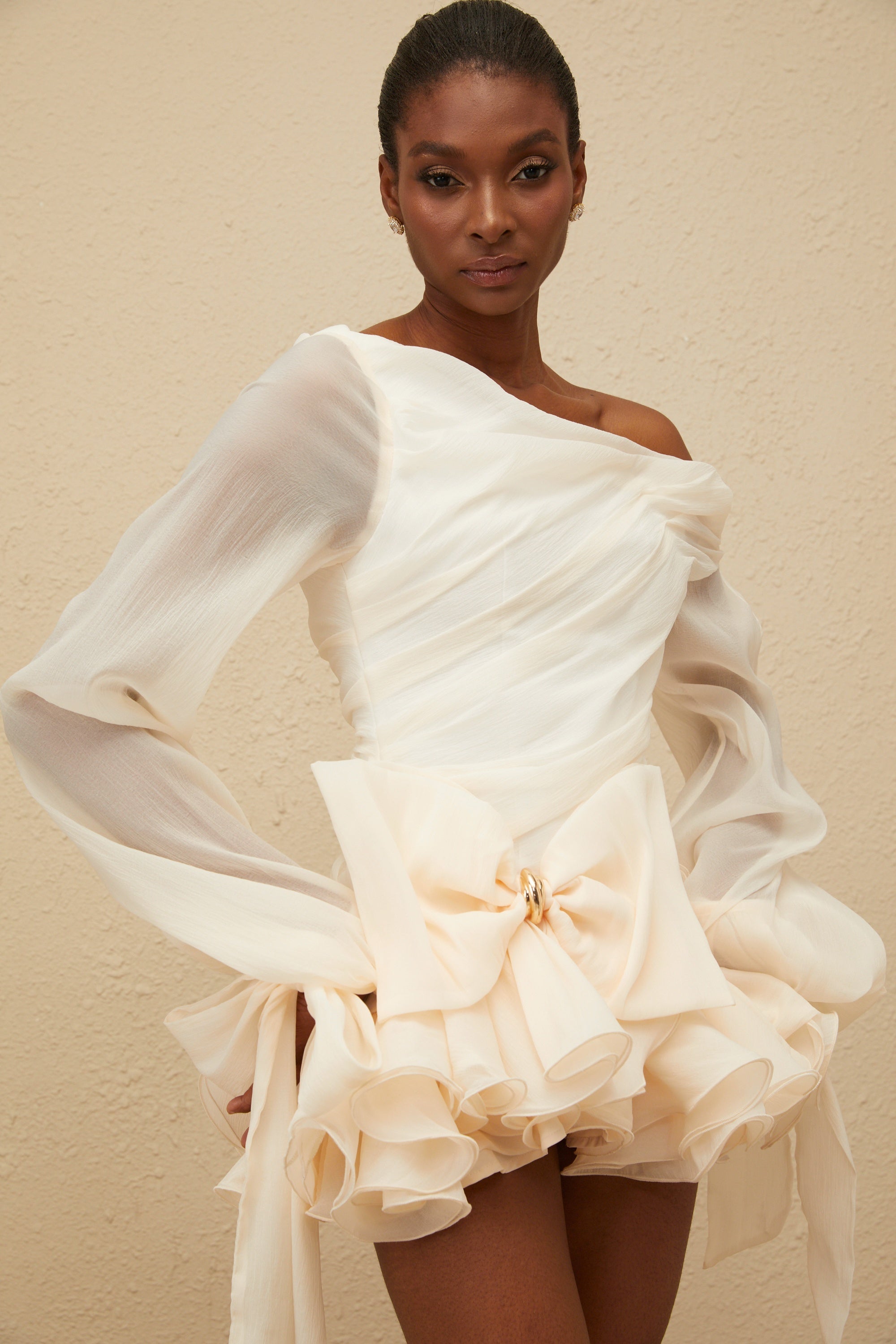 فستان إيرينا وايت القصير بعقدة فيونكة