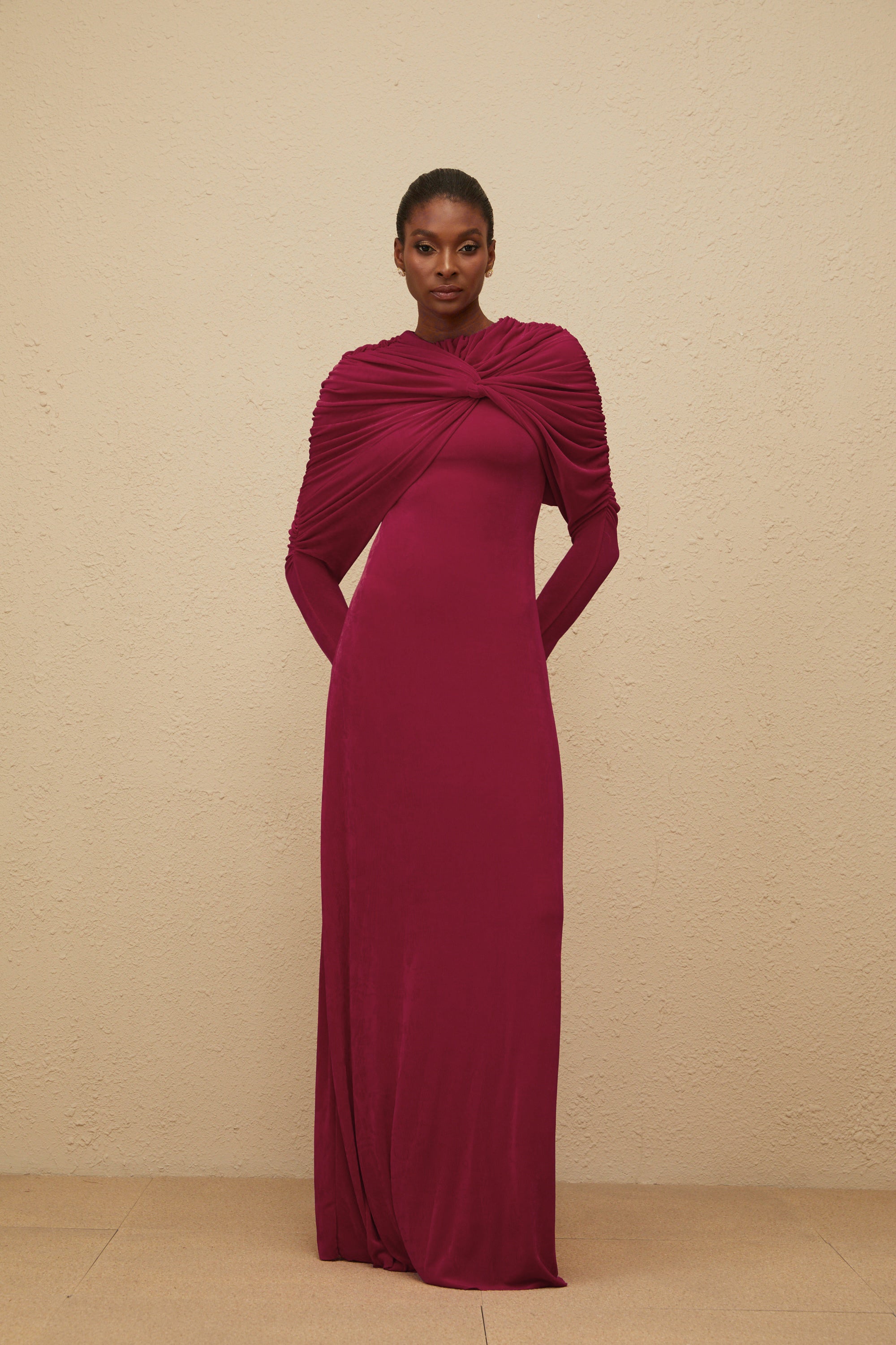 Moderne Red Cape-Design Ruched Maxi Dress