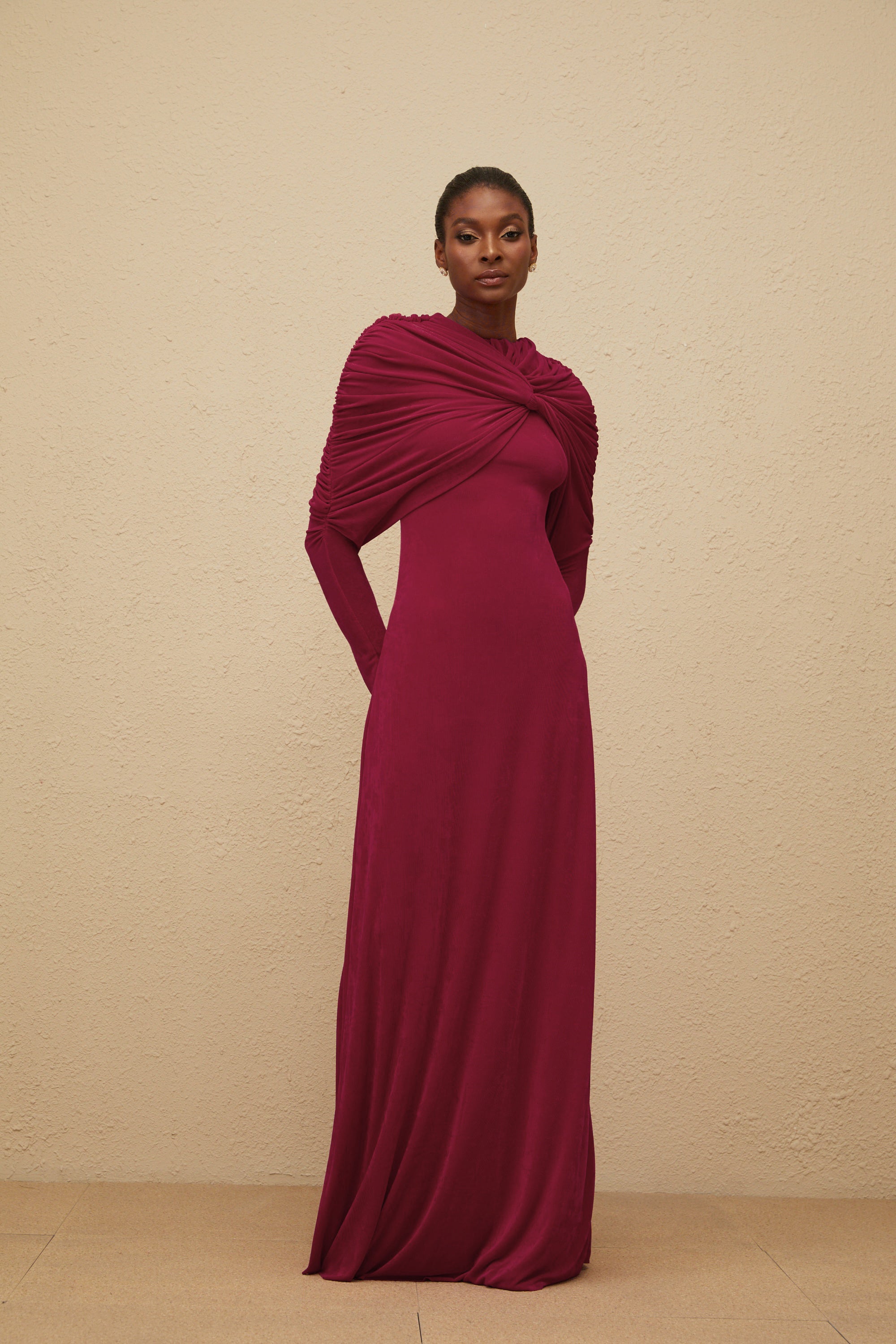 Moderne Red Cape-Design Ruched Maxi Dress