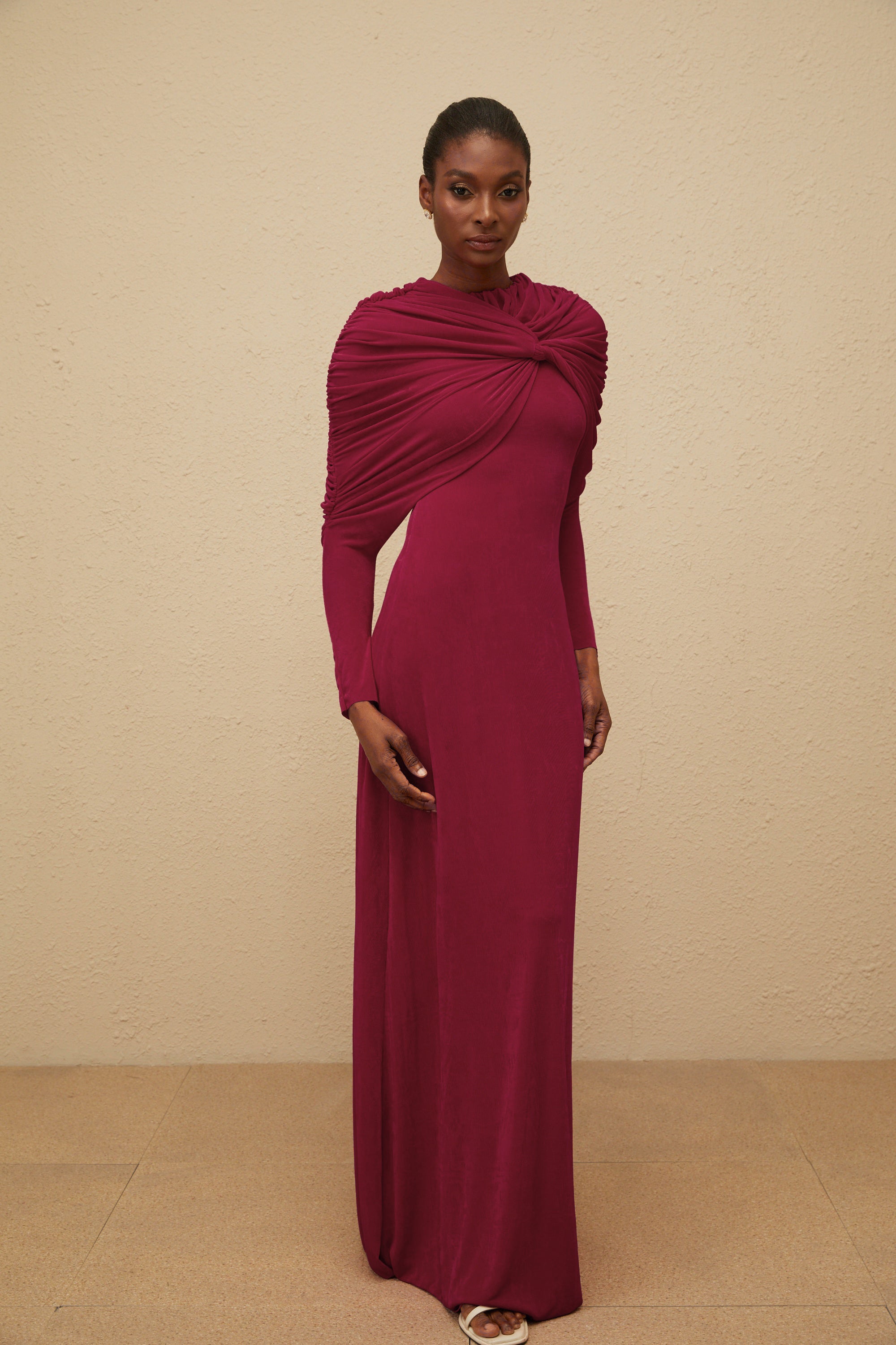 Moderne Red Cape-Design Ruched Maxi Dress