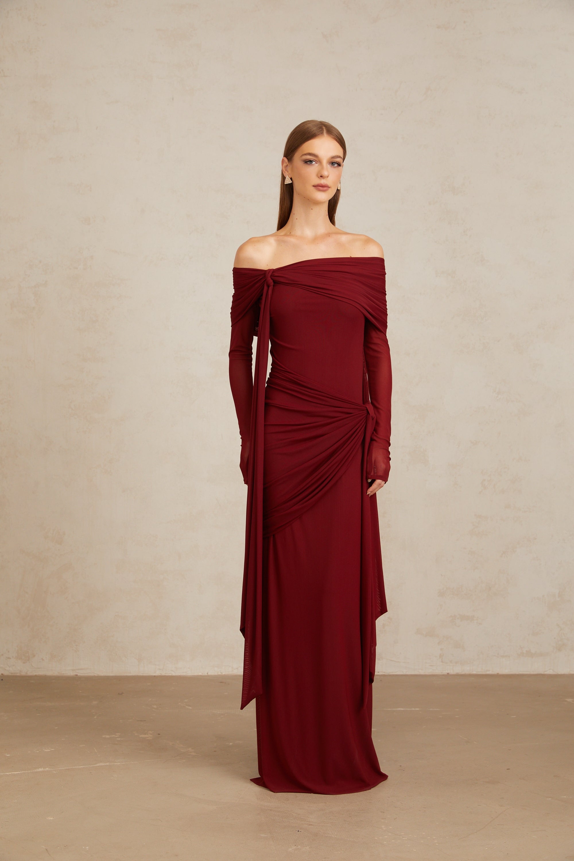 فستان كاثرين ماكسي مطوي غير متماثل باللون الأبيض