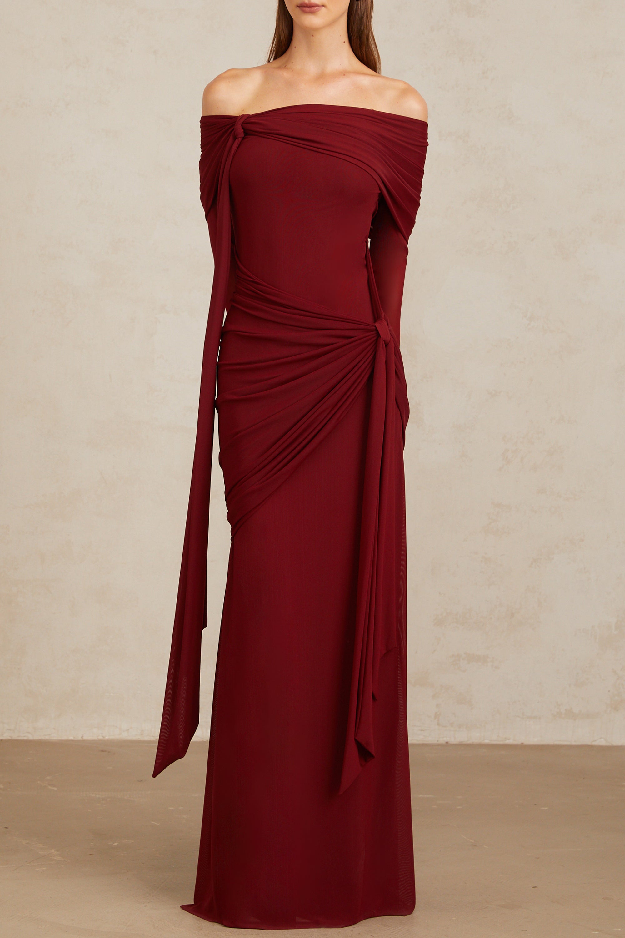 فستان كاثرين ماكسي مطوي غير متماثل باللون الأبيض