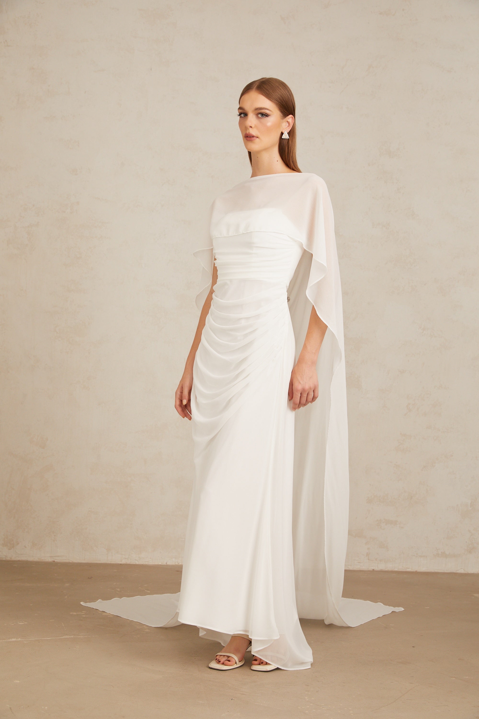 طقم ليوني من عباءة وفستان من التول الأبيض