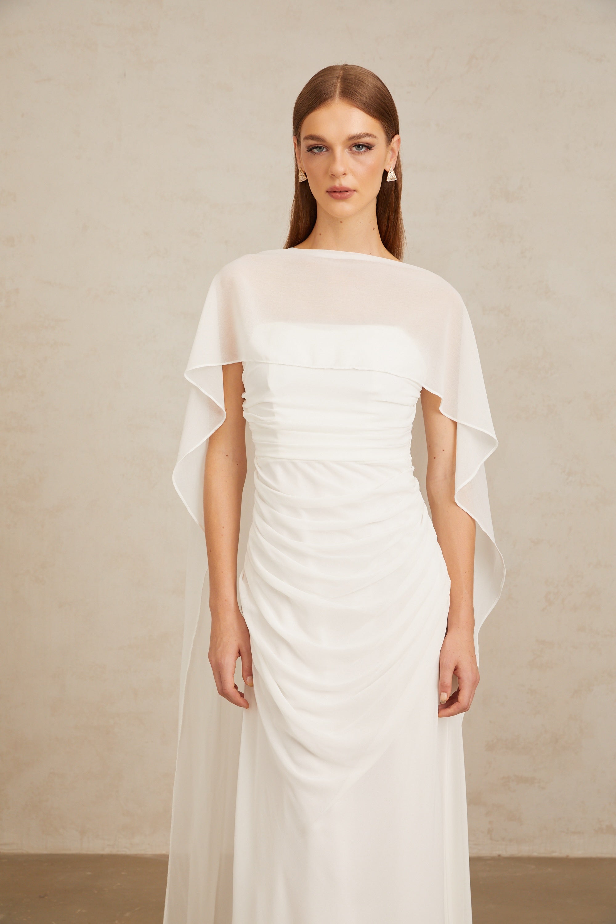 طقم ليوني من عباءة وفستان من التول الأبيض