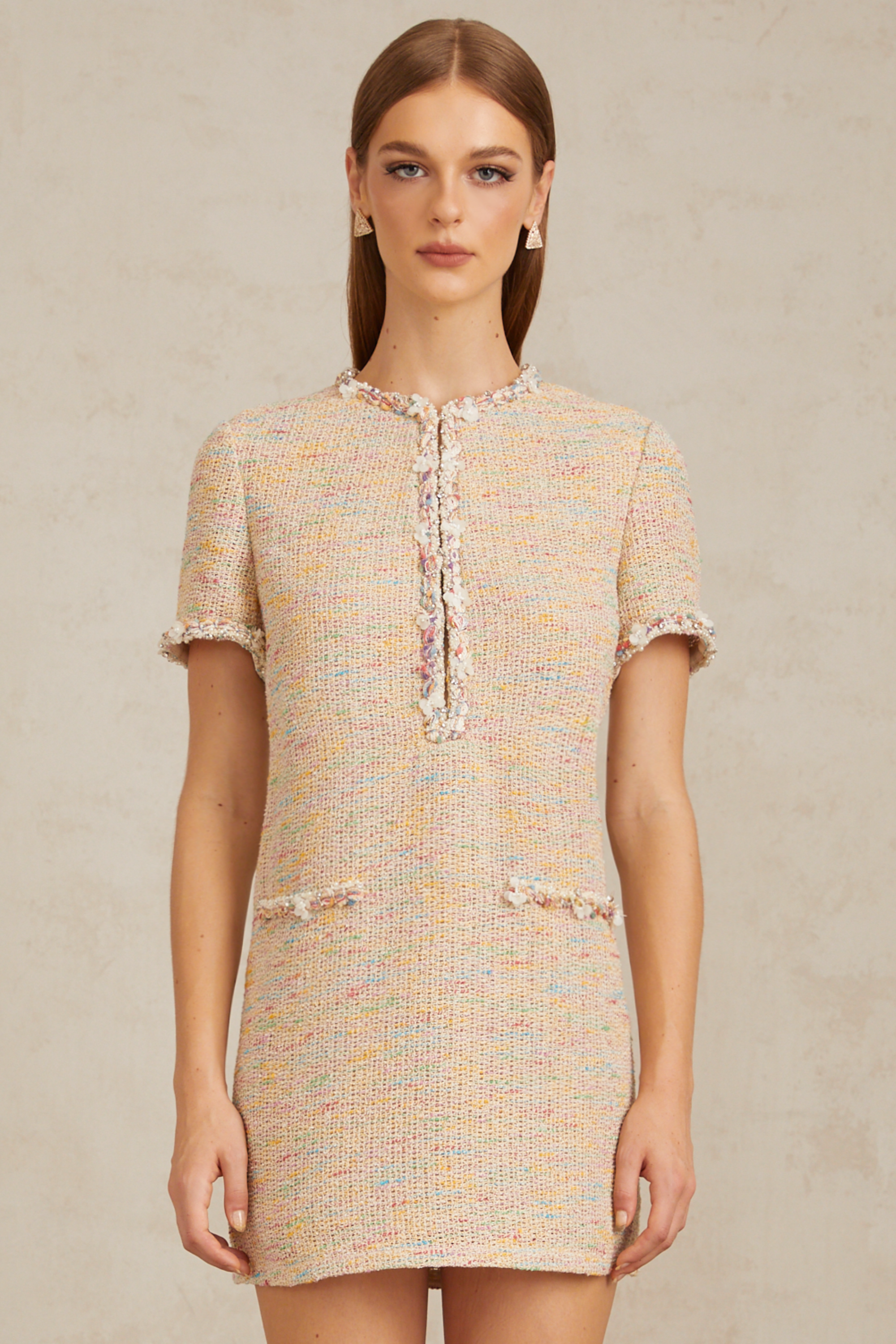 فستان قصير محبوك ومطرز من بالمي بلون محايد