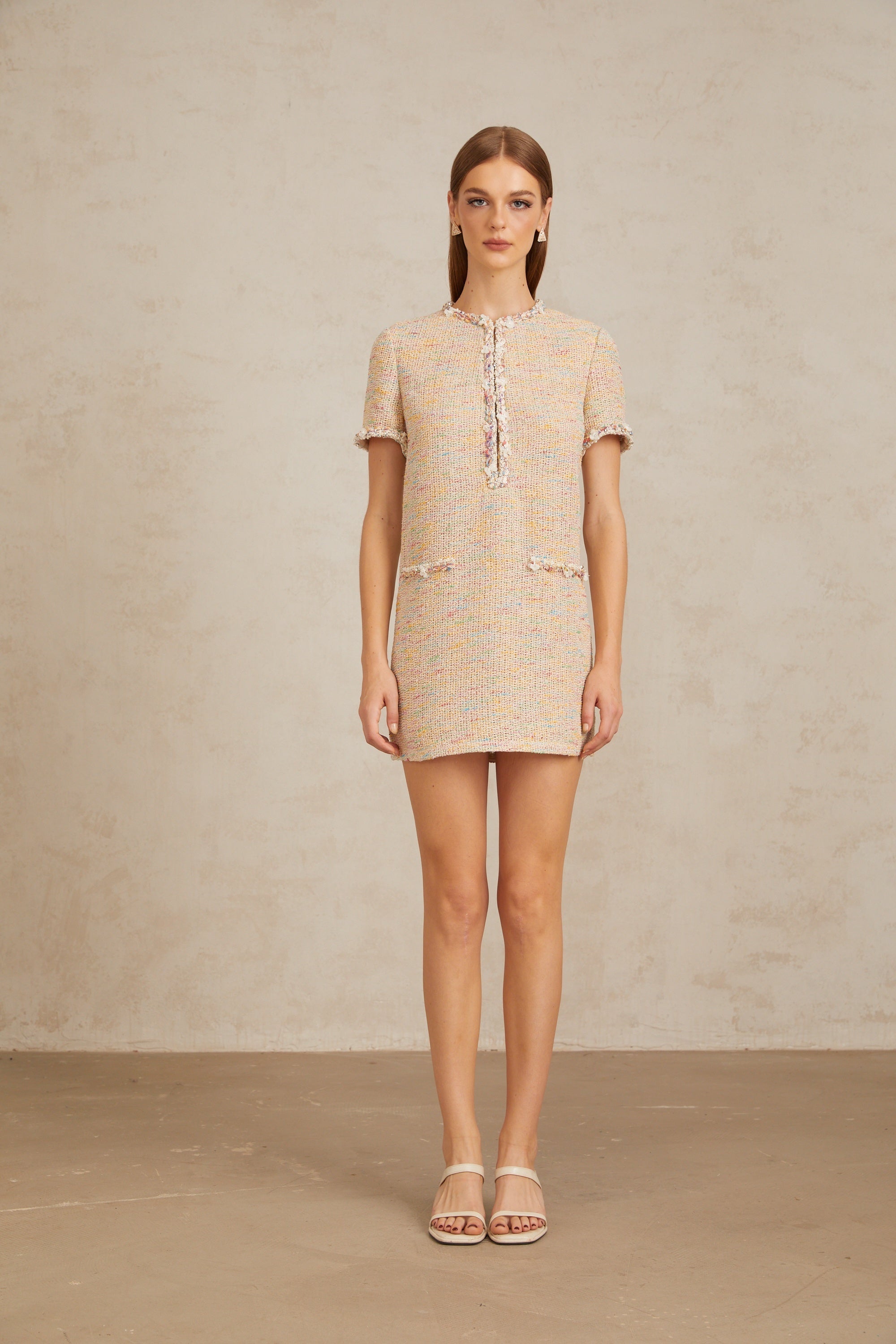 فستان قصير محبوك ومطرز من بالمي بلون محايد