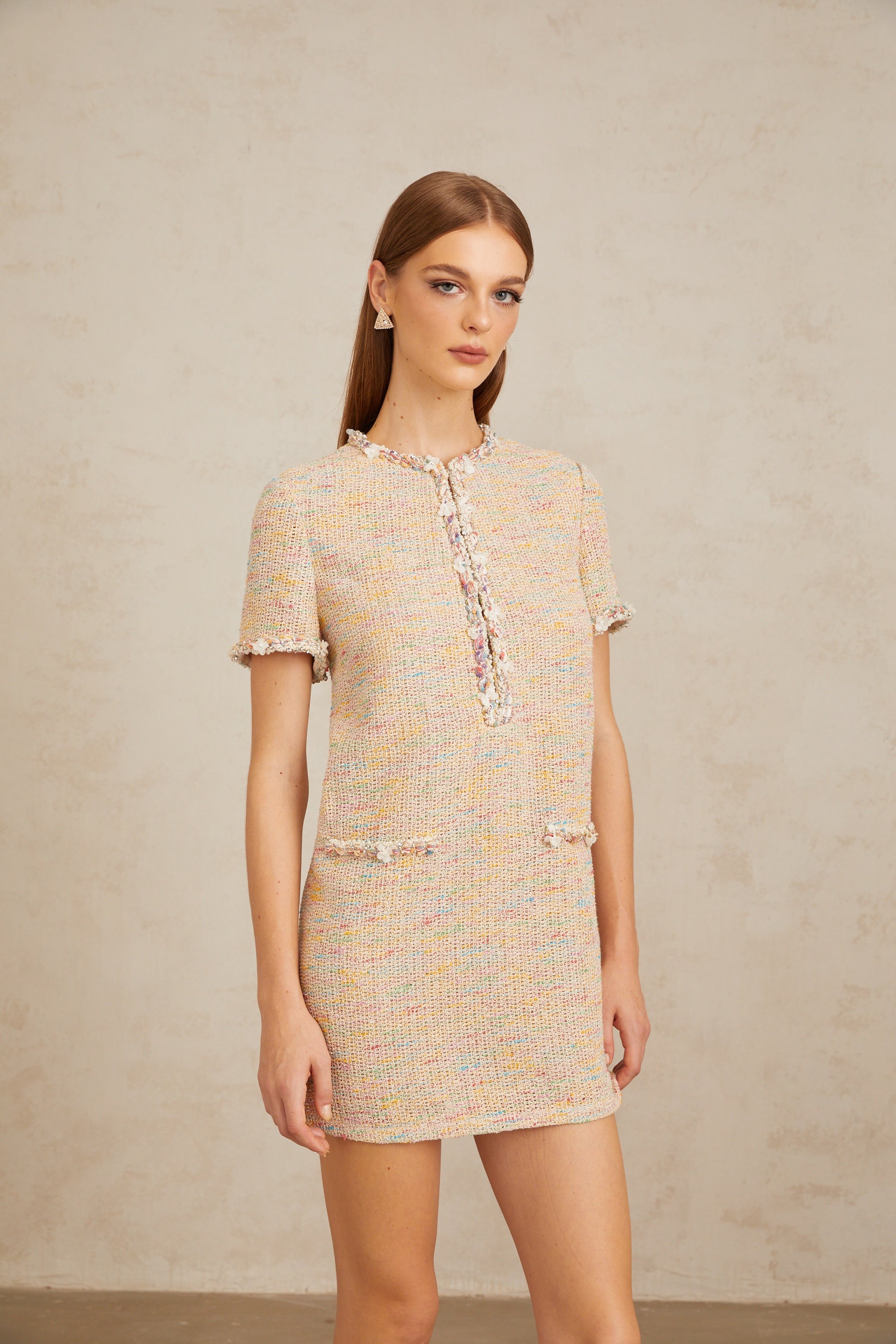 فستان قصير محبوك ومطرز من بالمي بلون محايد