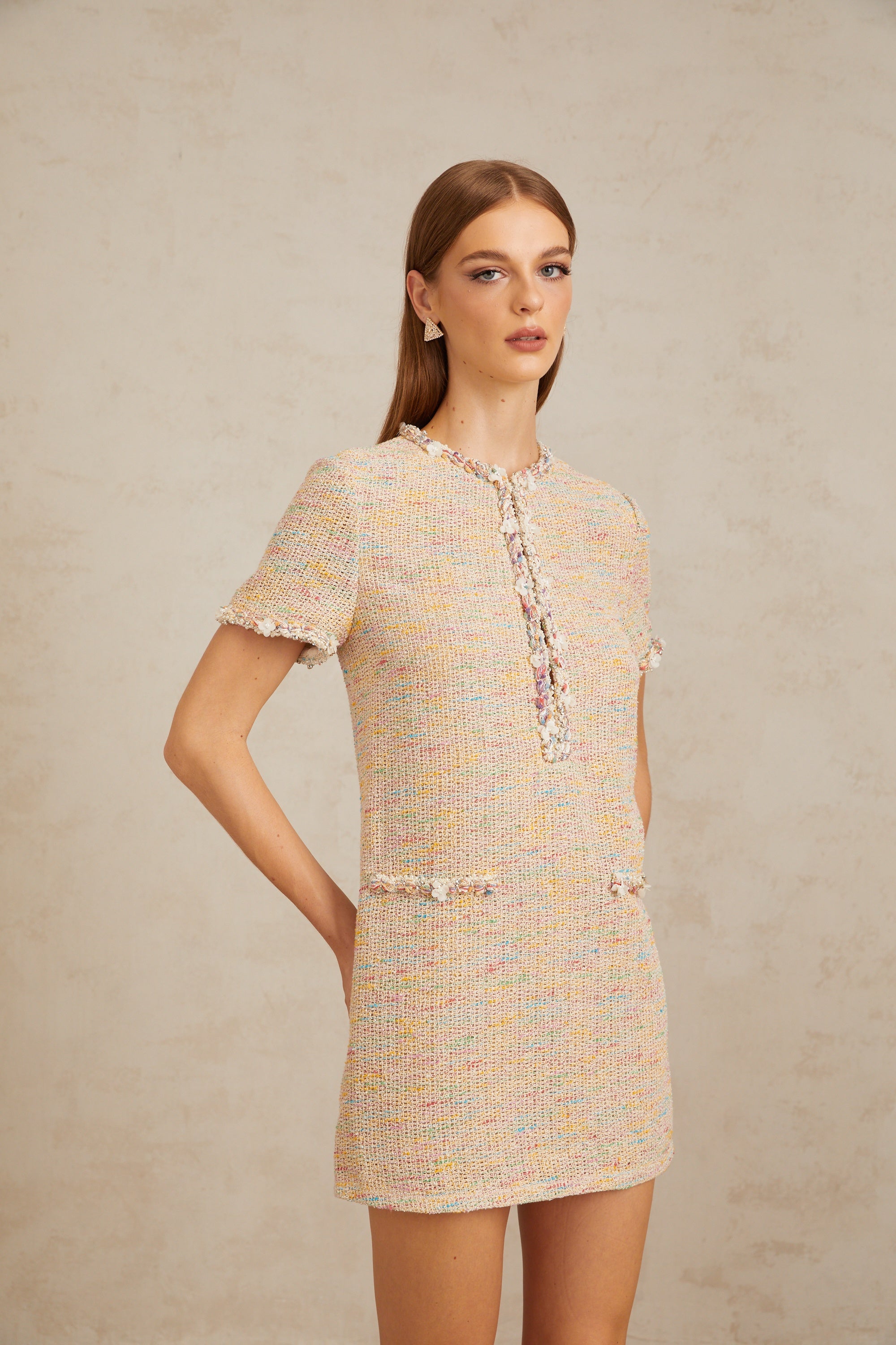 فستان قصير محبوك ومطرز من بالمي بلون محايد