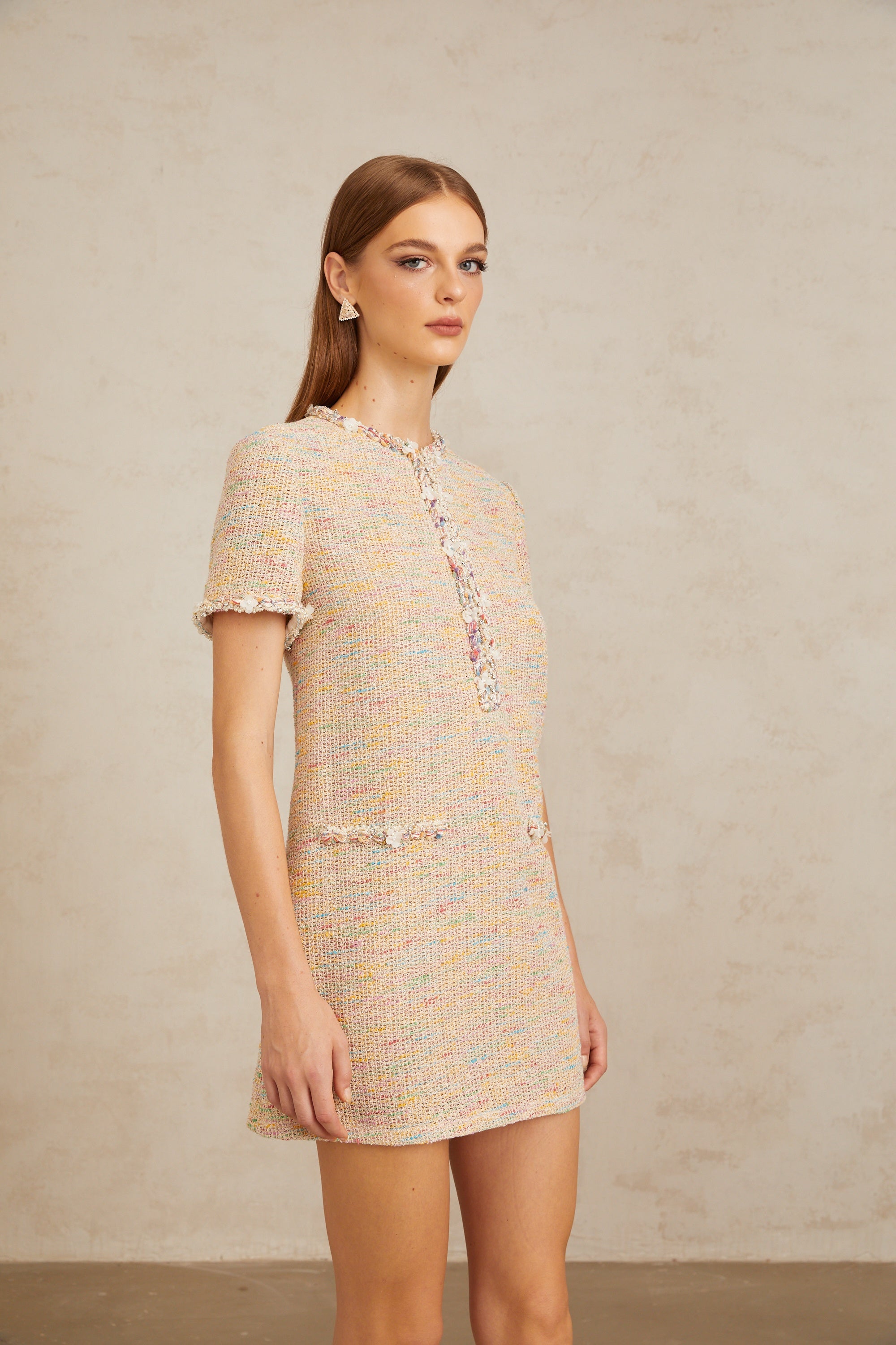 فستان قصير محبوك ومطرز من بالمي بلون محايد