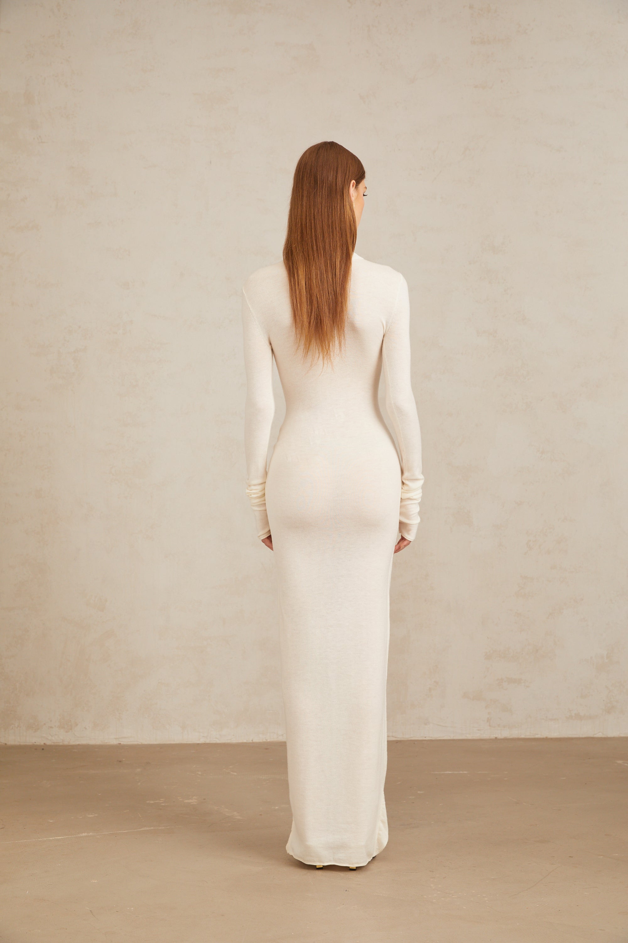 فستان إمبريال ماكسي أبيض مكشكشة بياقة مدورة