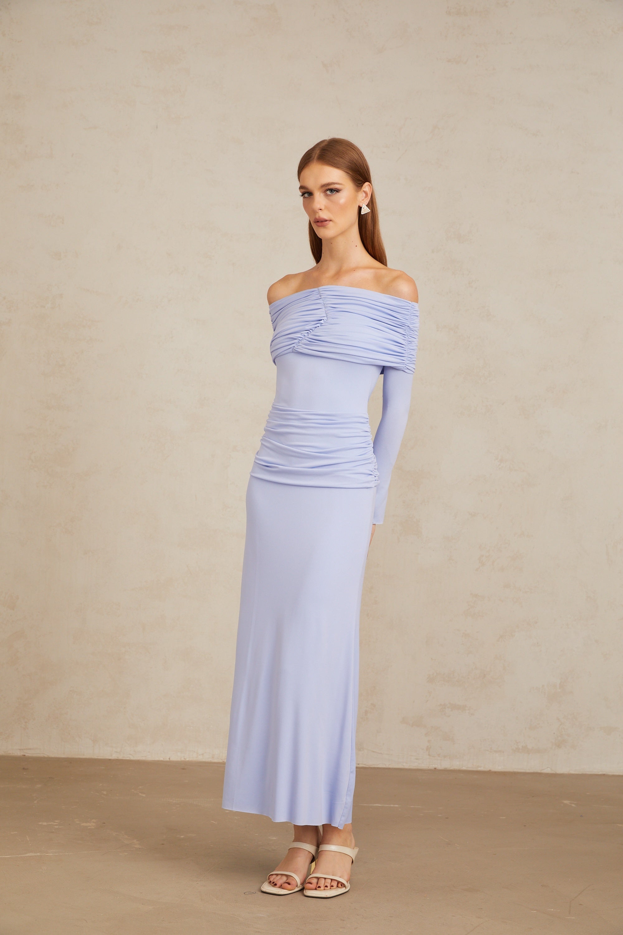 فستان كاتيا ماكسي أزرق فاتح مكشوف الكتفين
