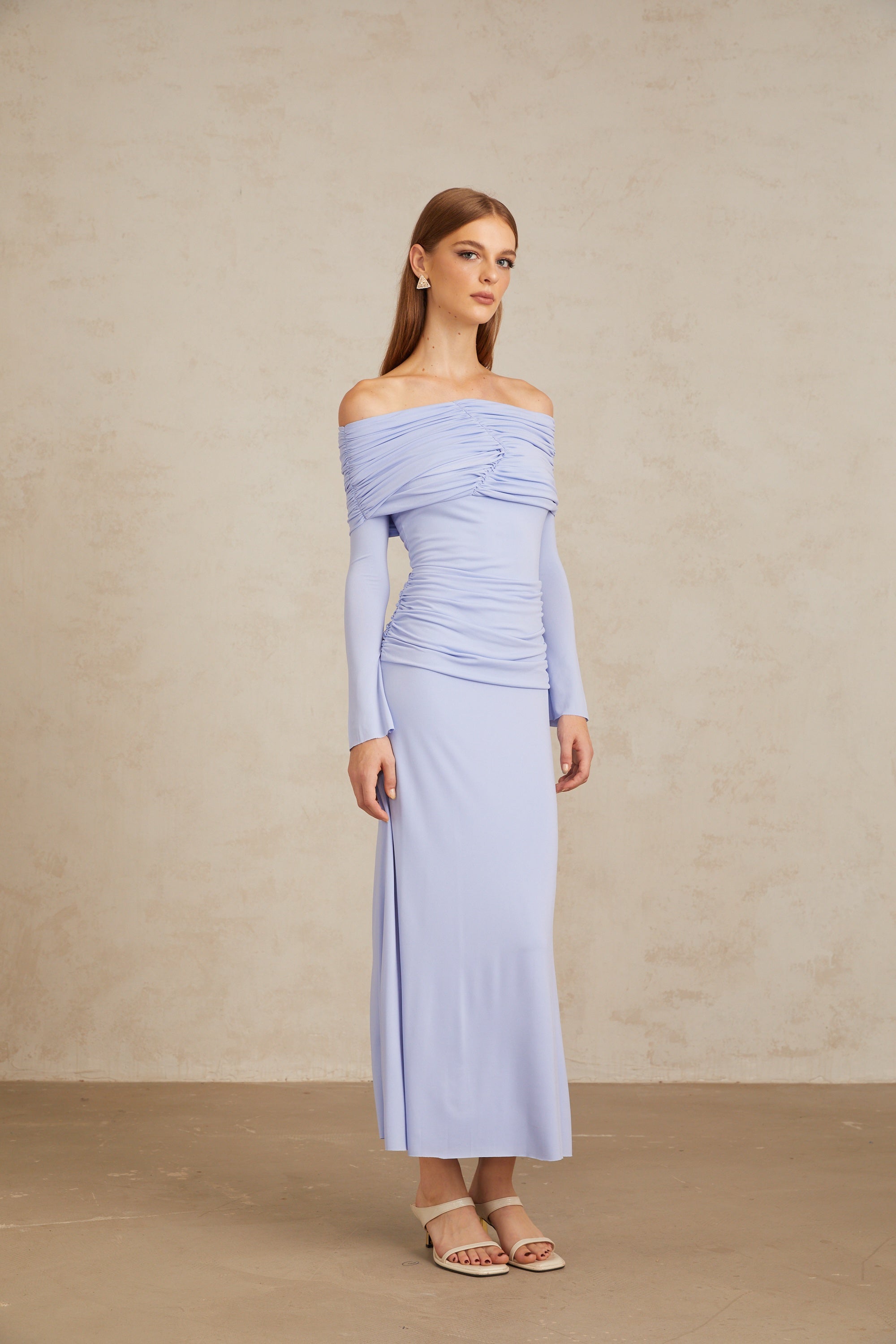 فستان كاتيا ماكسي أزرق فاتح مكشوف الكتفين