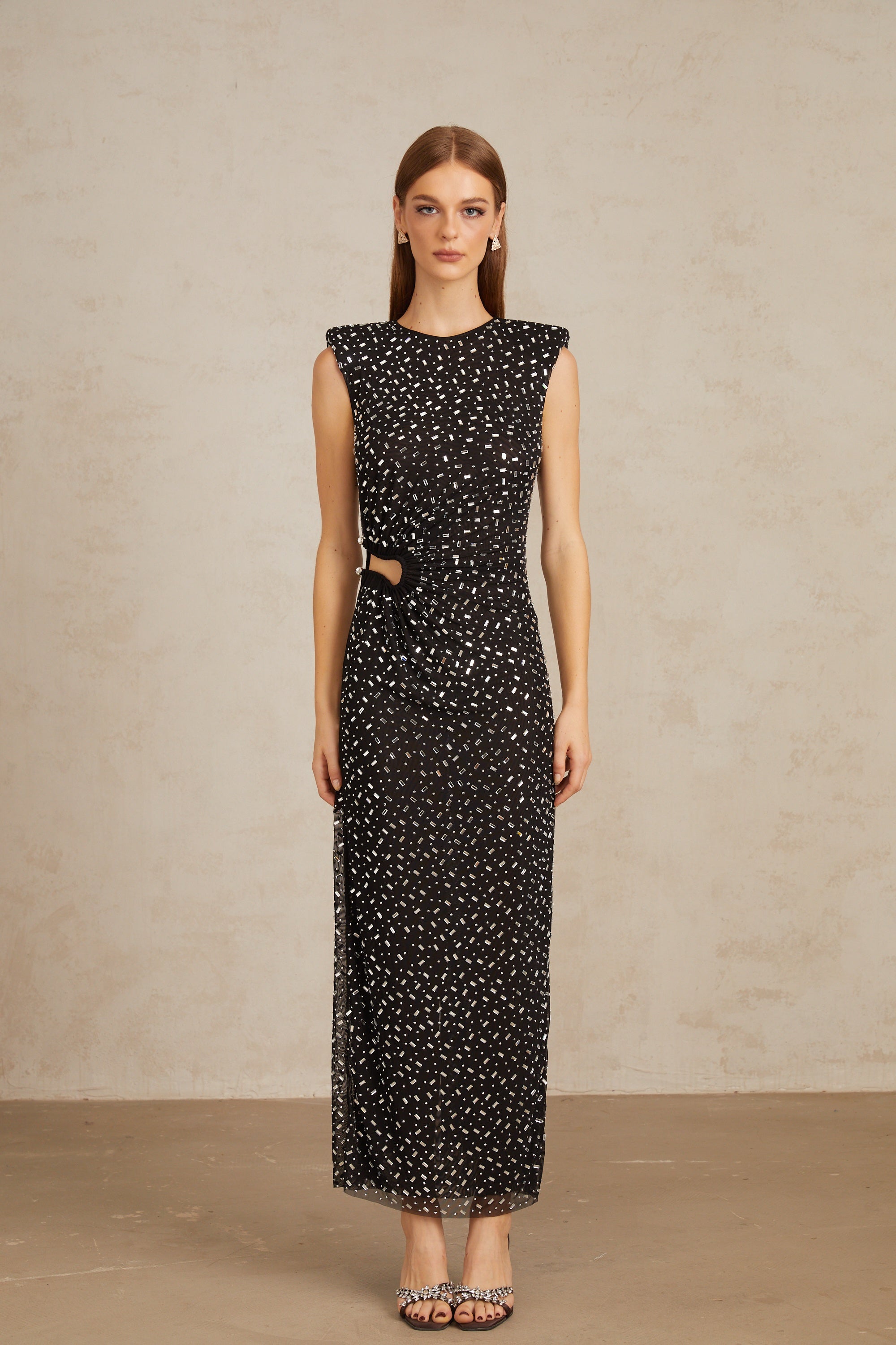 فستان ماكسي من فيليسي أسود مزين بالشبك