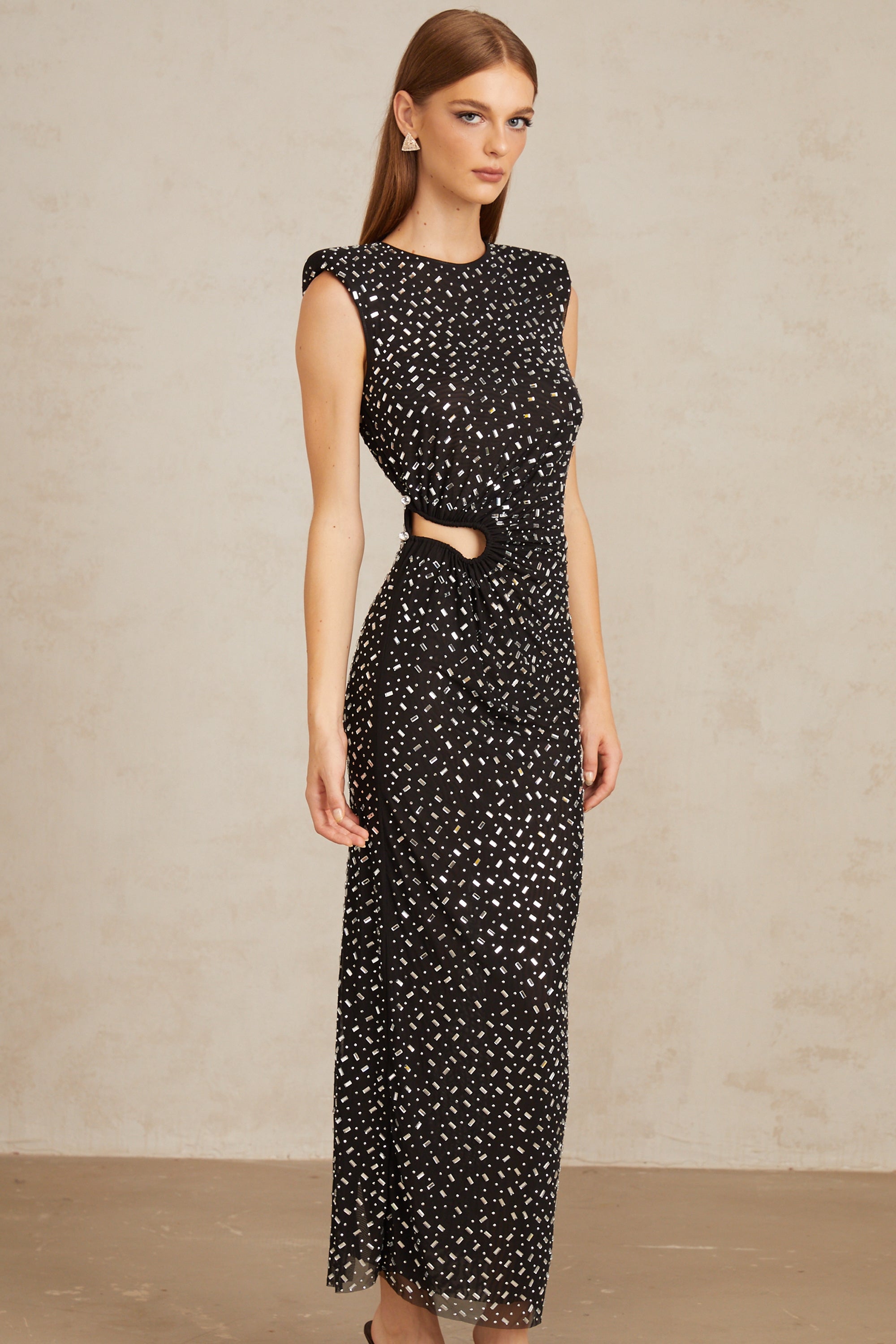 فستان ماكسي من فيليسي أسود مزين بالشبك