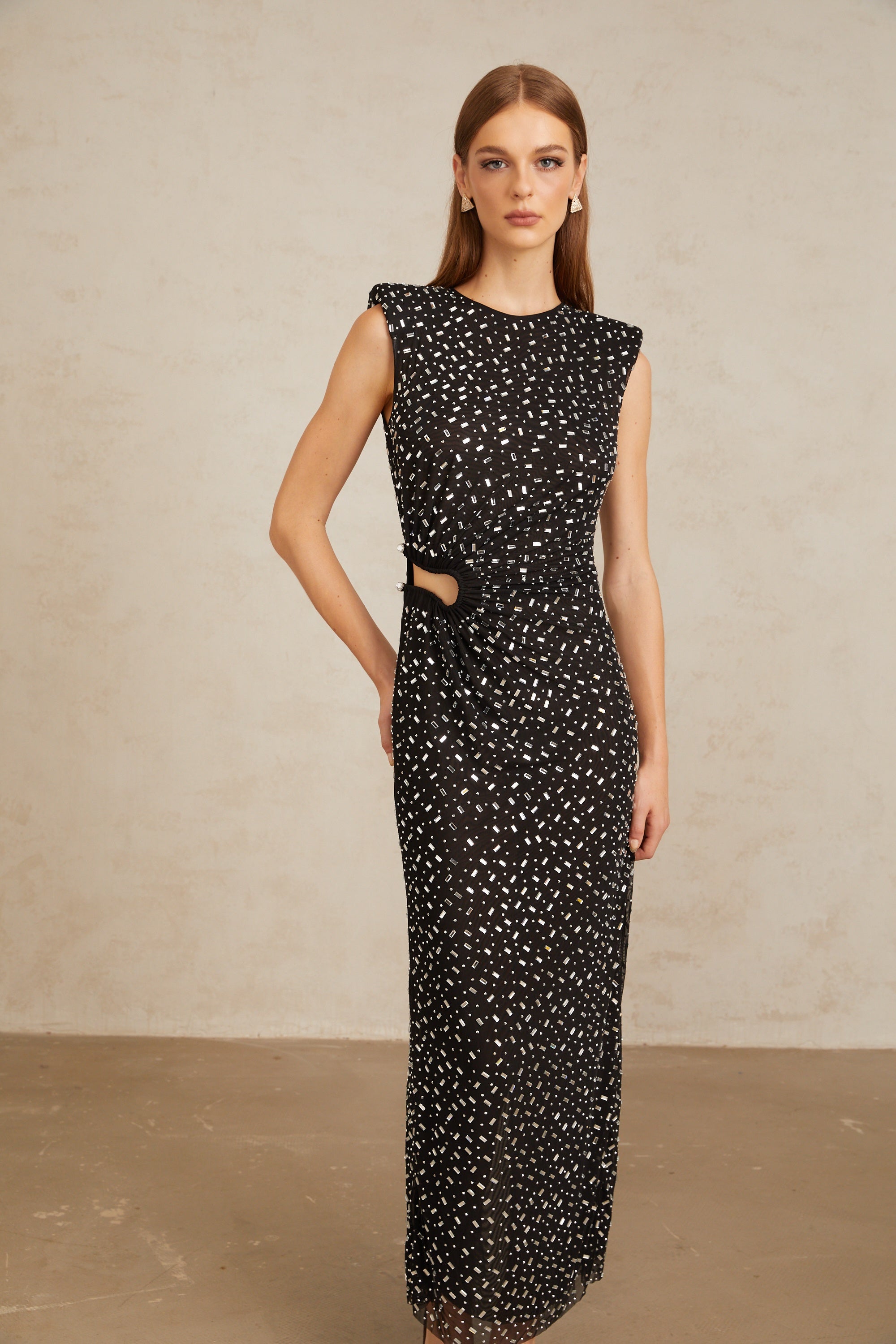 فستان ماكسي من فيليسي أسود مزين بالشبك