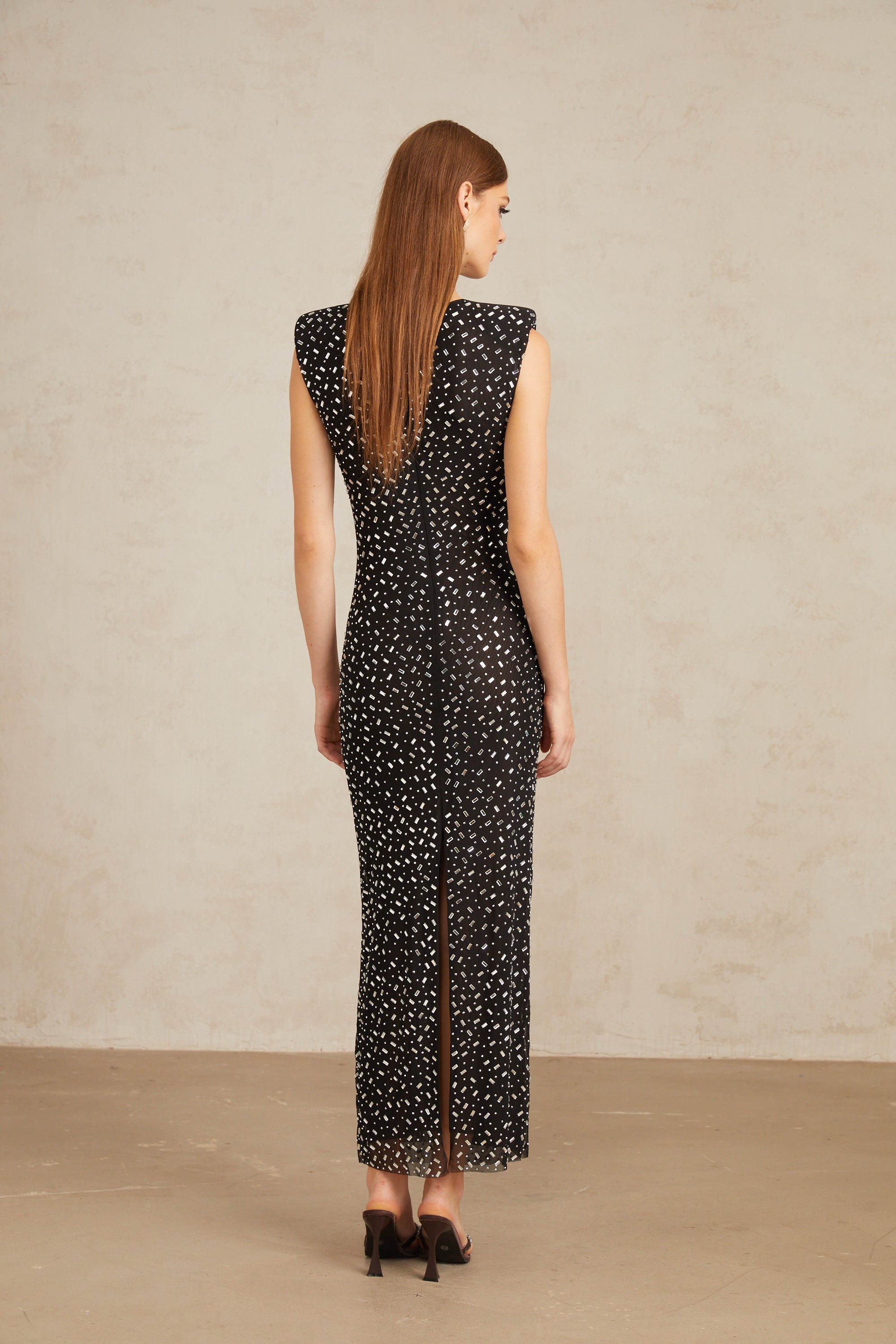 فستان ماكسي من فيليسي أسود مزين بالشبك