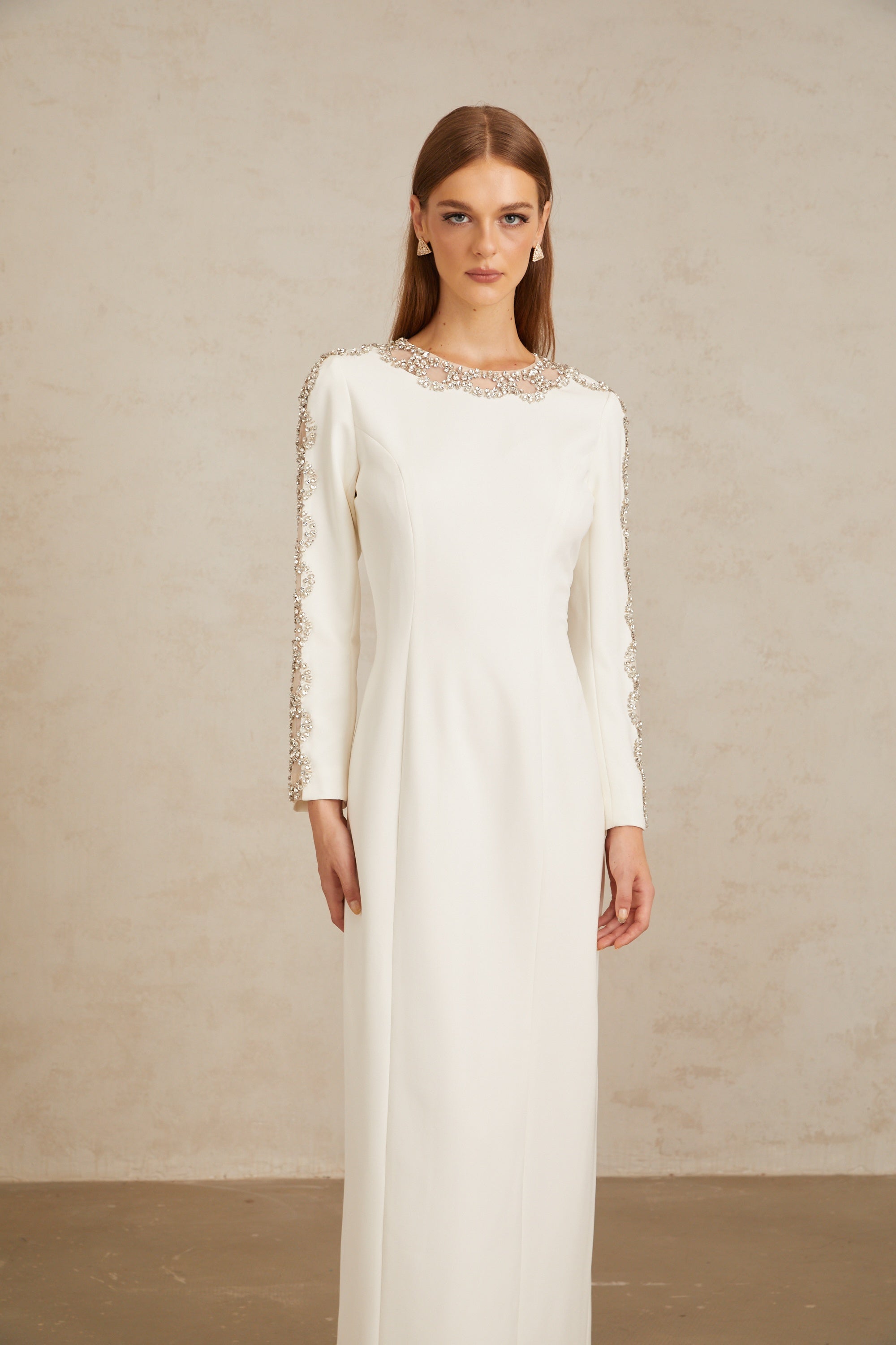 فستان فريجا ماكسي أبيض مزين بالكريستال