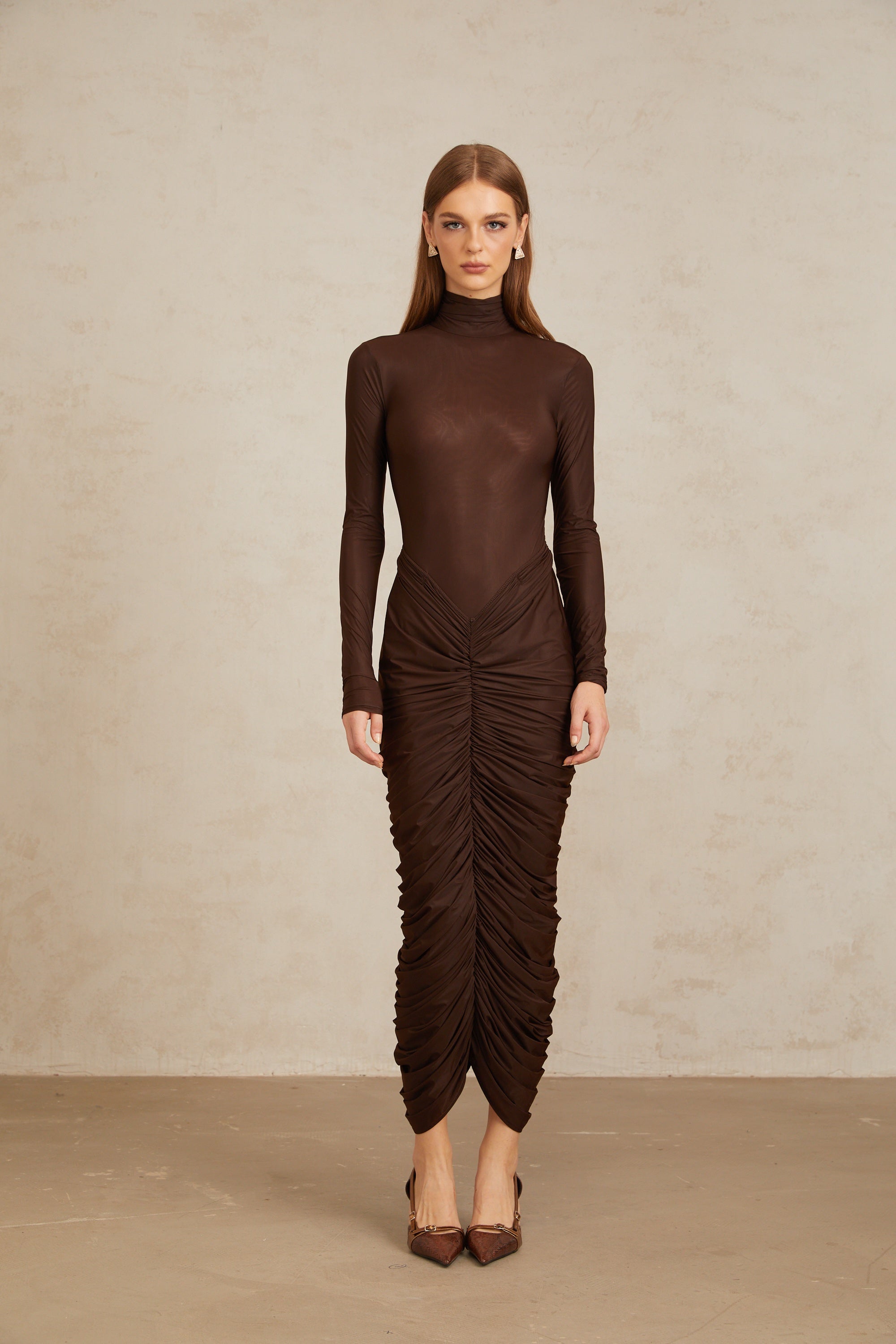 Charitina – Braunes, tailliertes, gerüschtes Midikleid