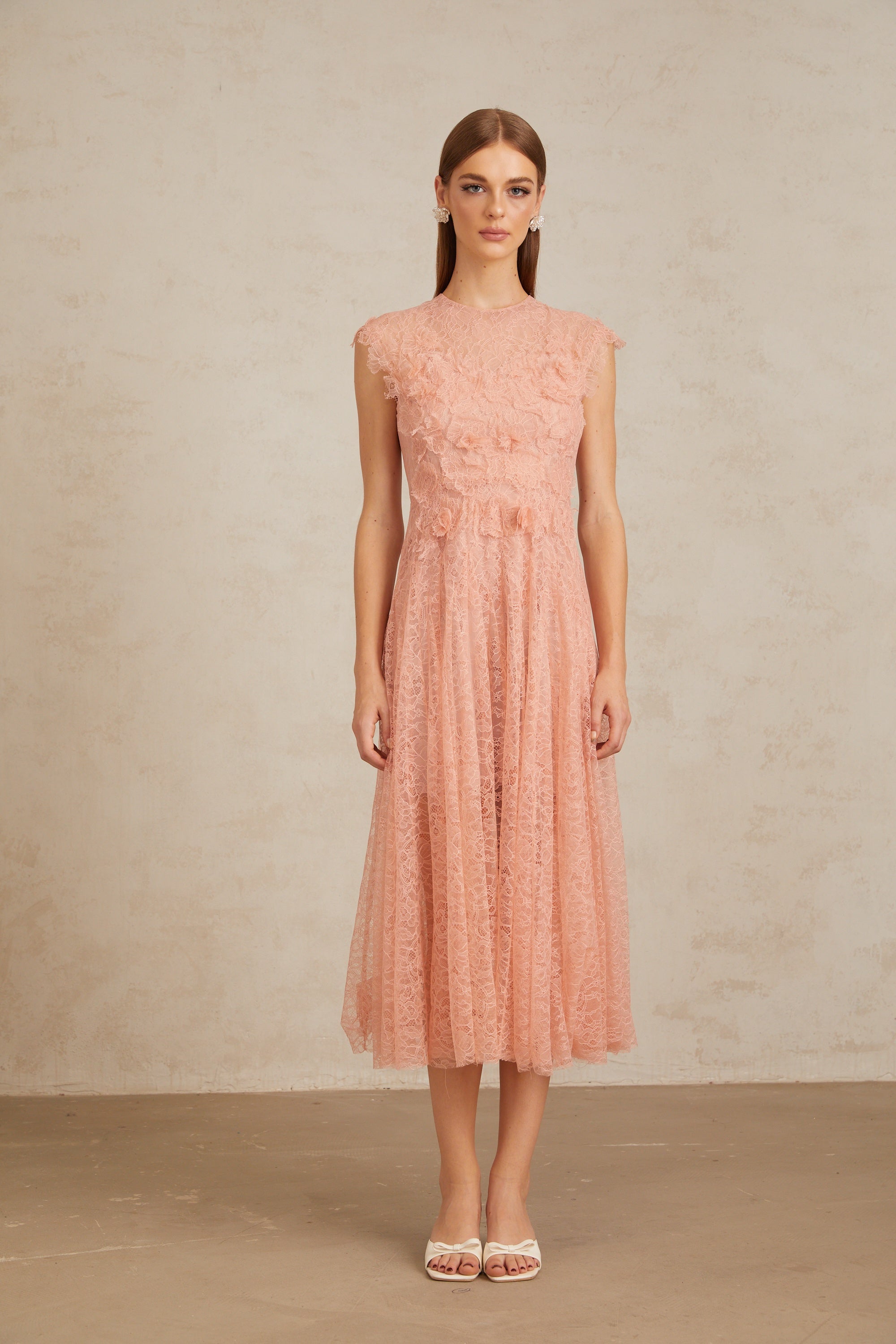 Aila Pink gerafftes Midikleid aus Guipure-Spitze