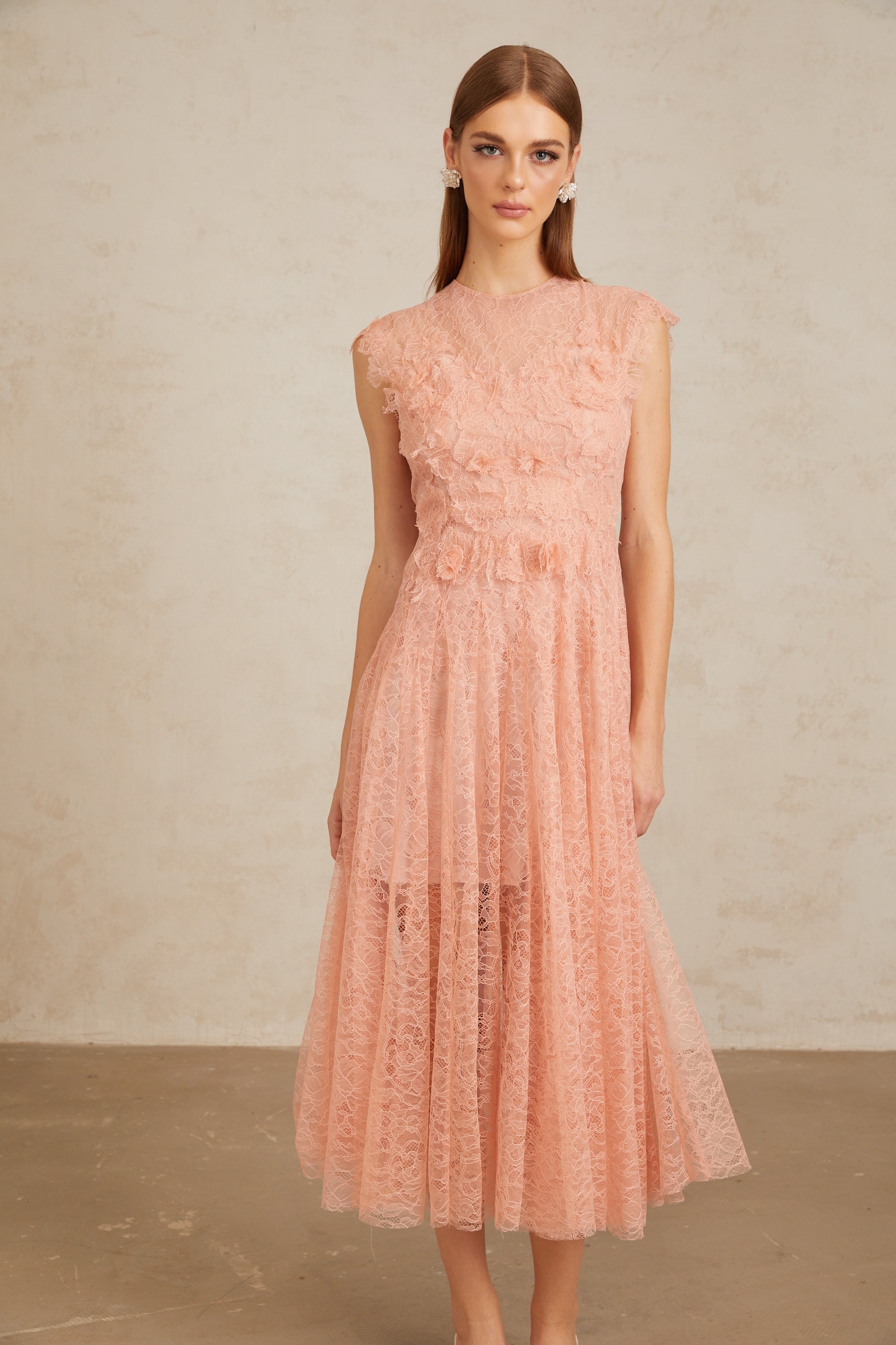 Aila Pink gerafftes Midikleid aus Guipure-Spitze