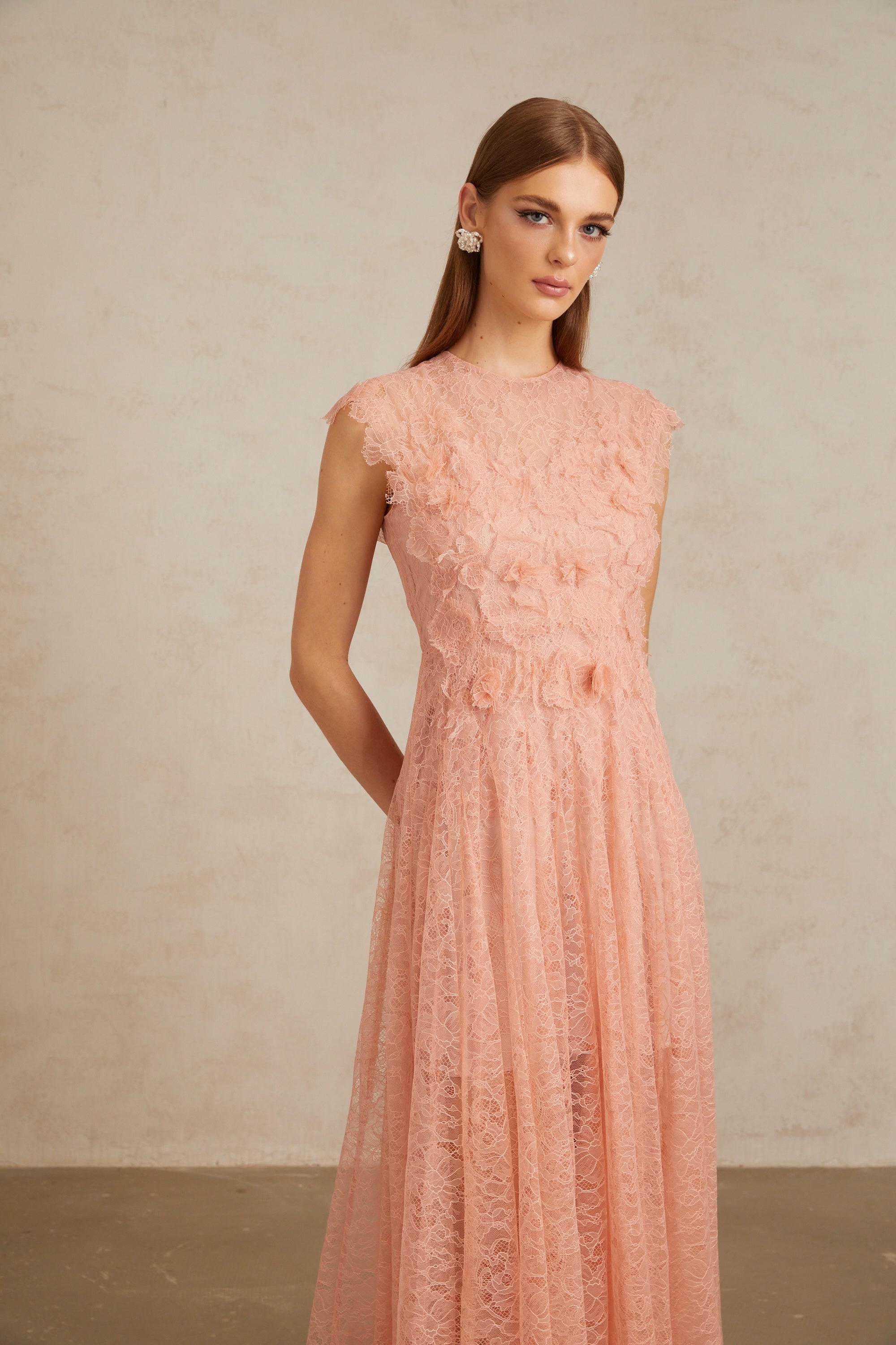 Aila Pink gerafftes Midikleid aus Guipure-Spitze