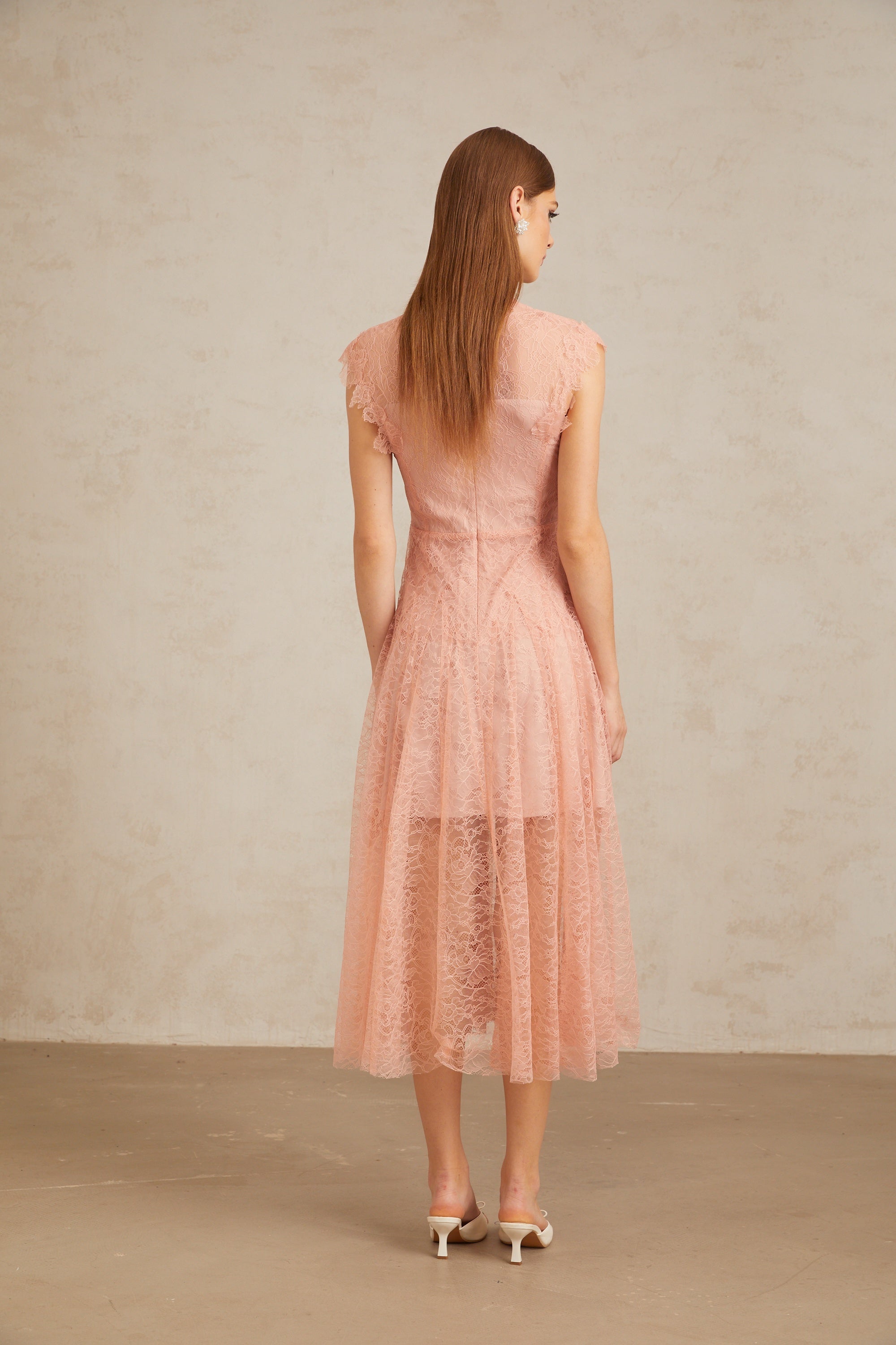 Aila Pink gerafftes Midikleid aus Guipure-Spitze