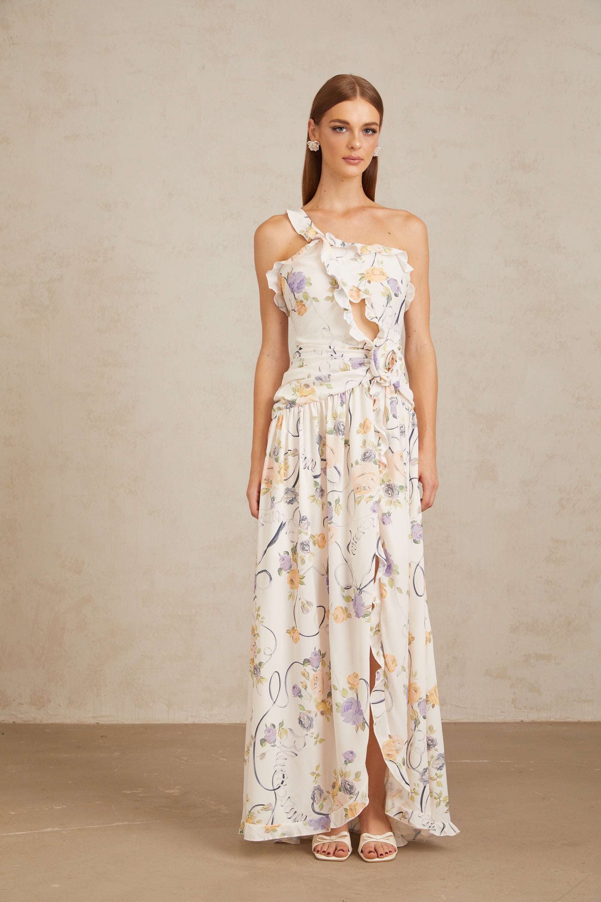 فستان نومي ماكسي مزين بكشكشة وزهور محايدة