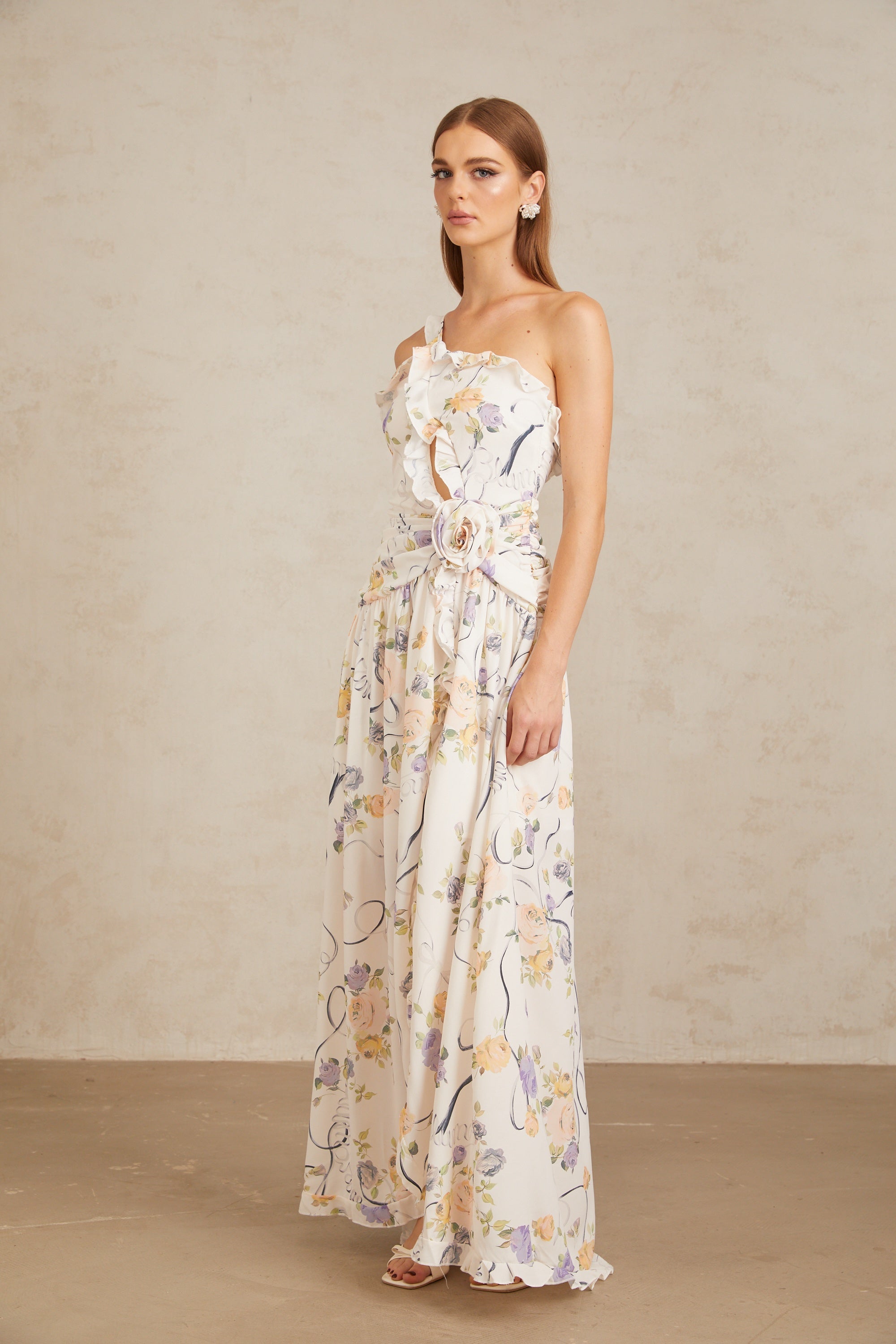 فستان نومي ماكسي مزين بكشكشة وزهور محايدة