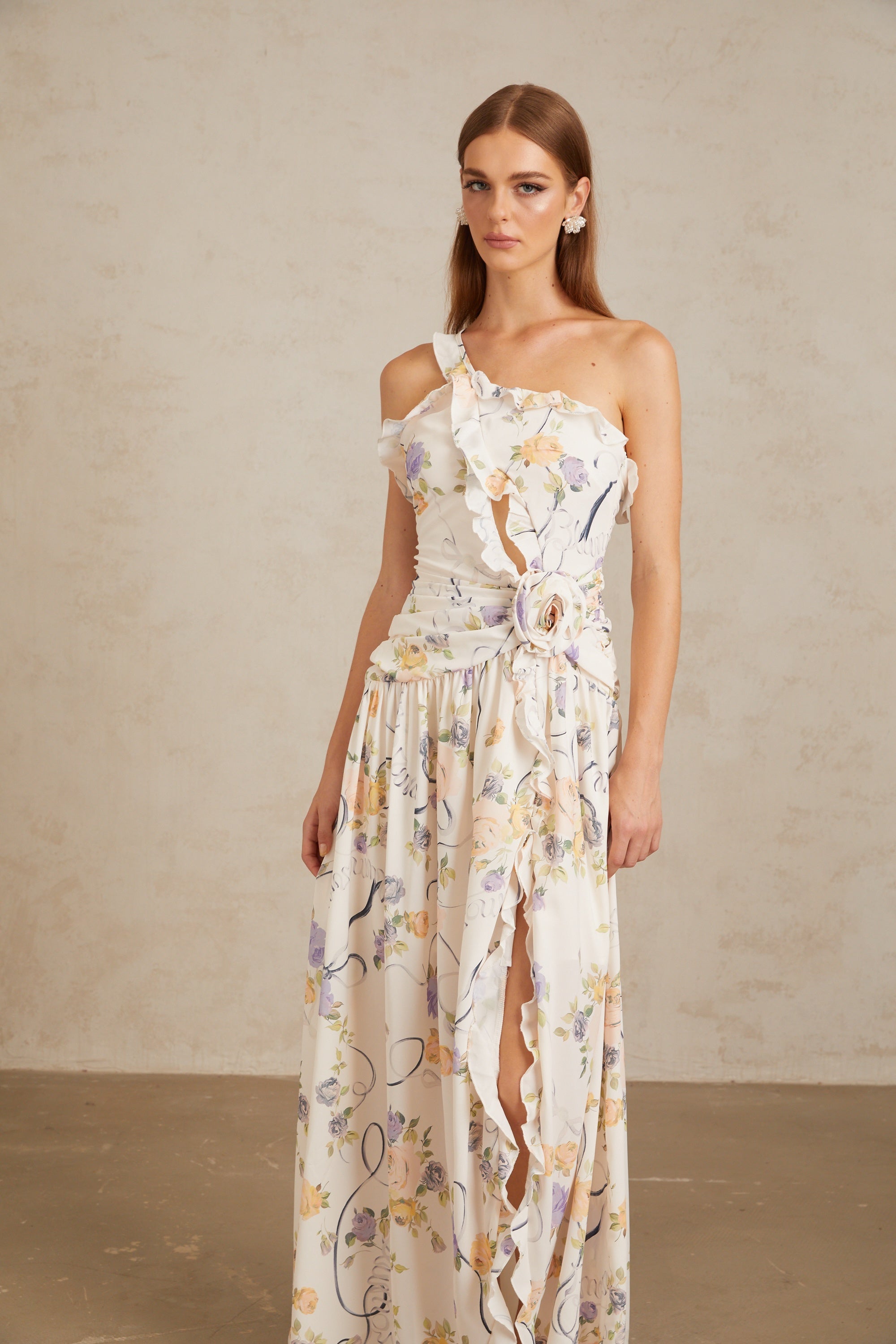 فستان نومي ماكسي مزين بكشكشة وزهور محايدة