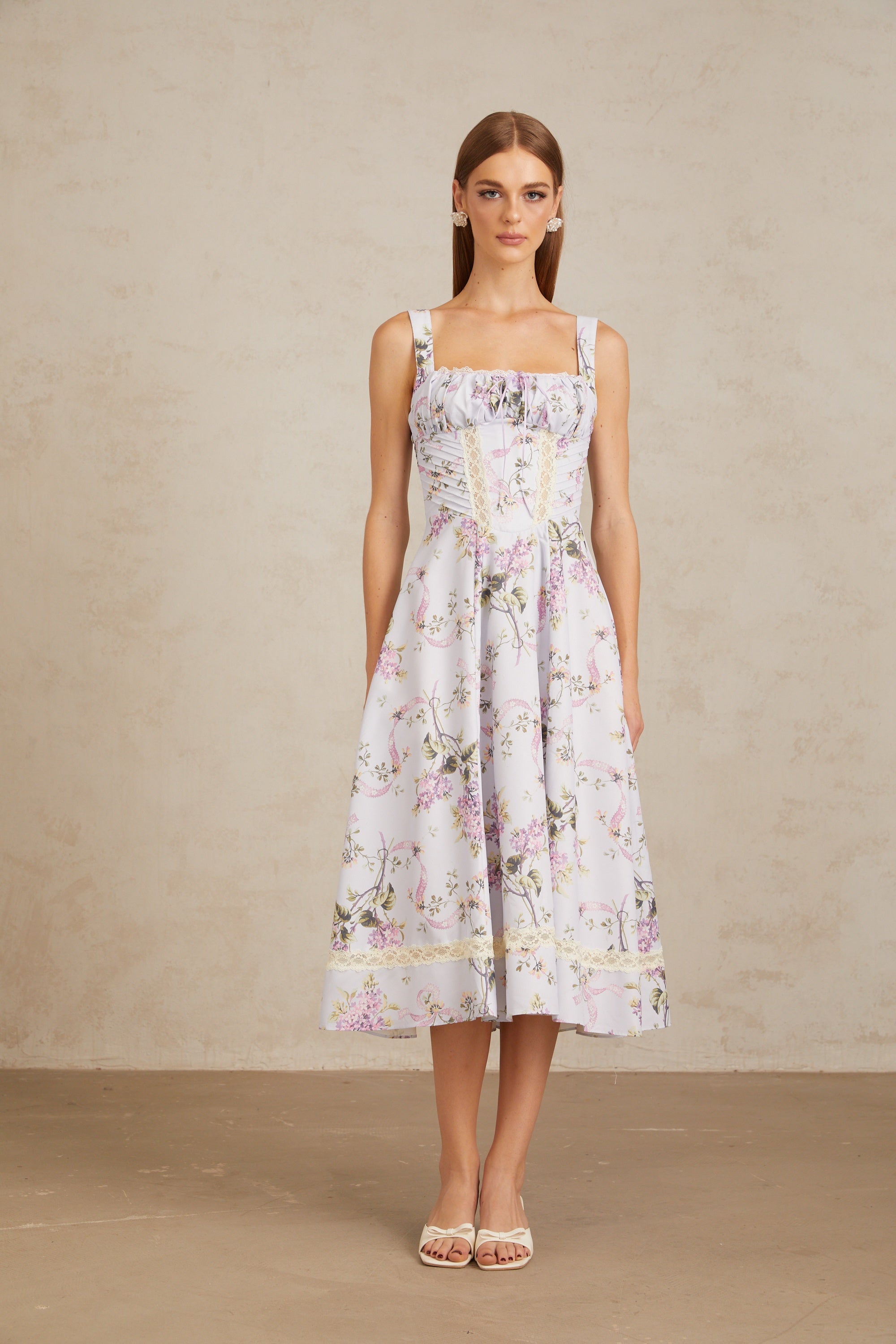 فستان أبولين متوسط الطول مزين بالدانتيل باللون البنفسجي