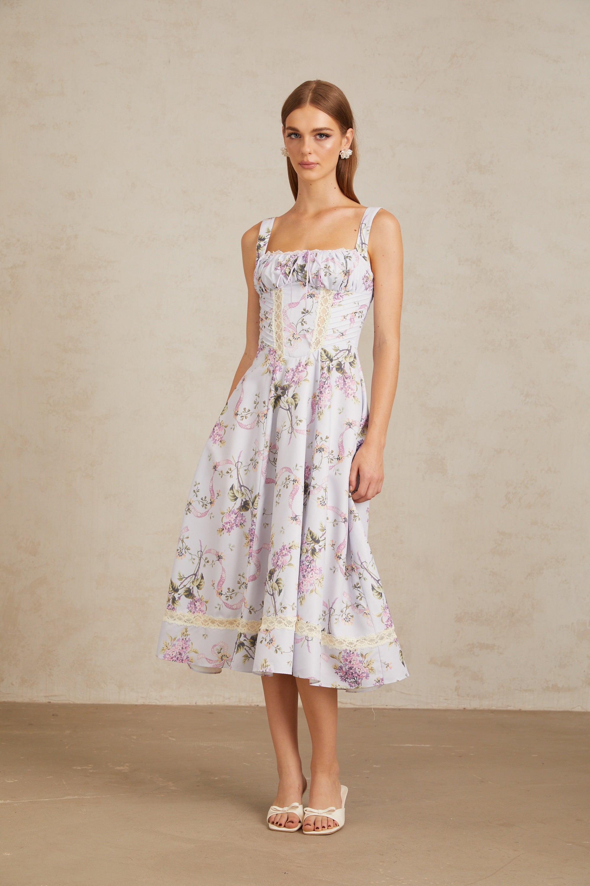 فستان أبولين متوسط الطول مزين بالدانتيل باللون البنفسجي