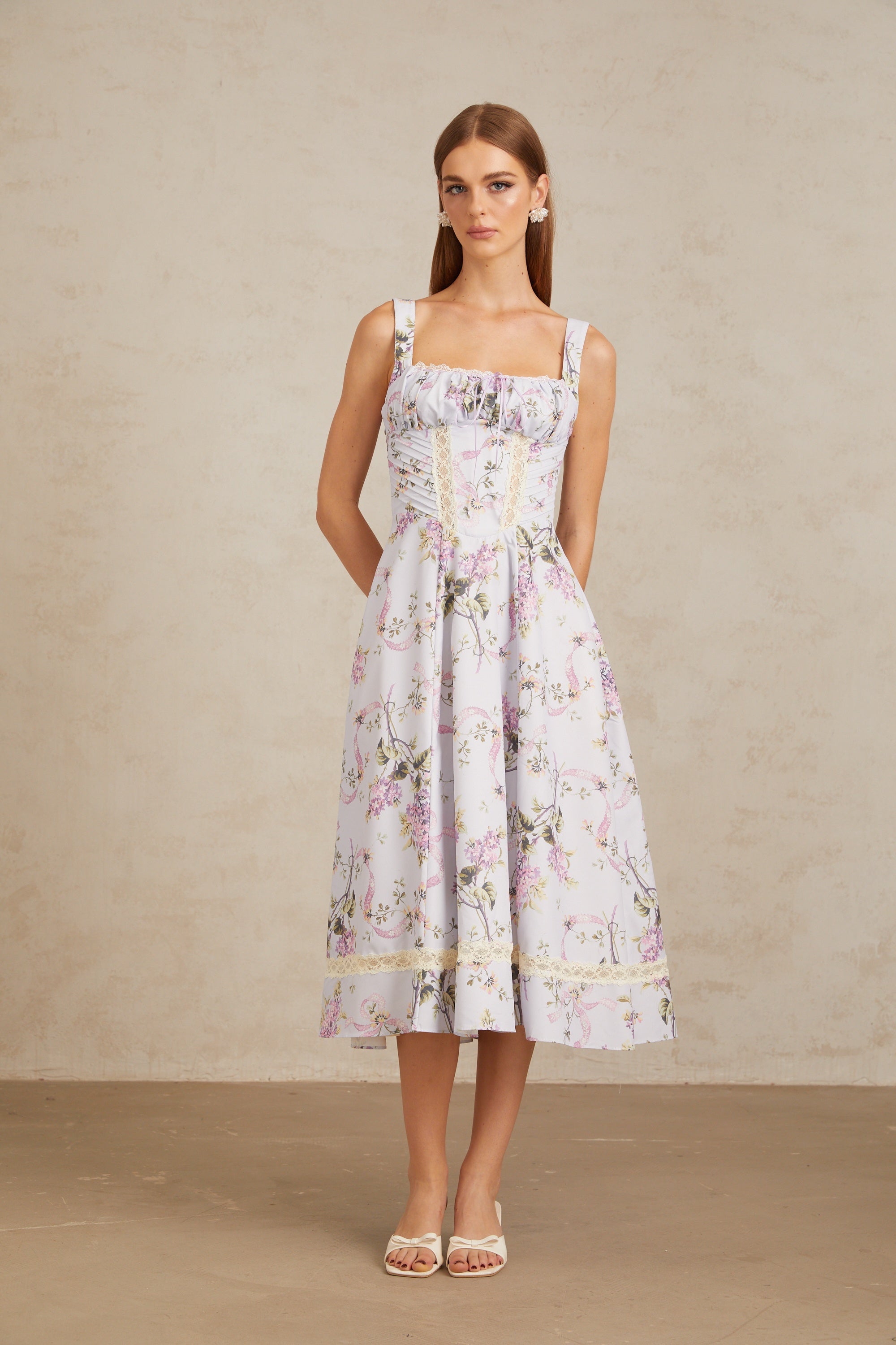 فستان أبولين متوسط الطول مزين بالدانتيل باللون البنفسجي