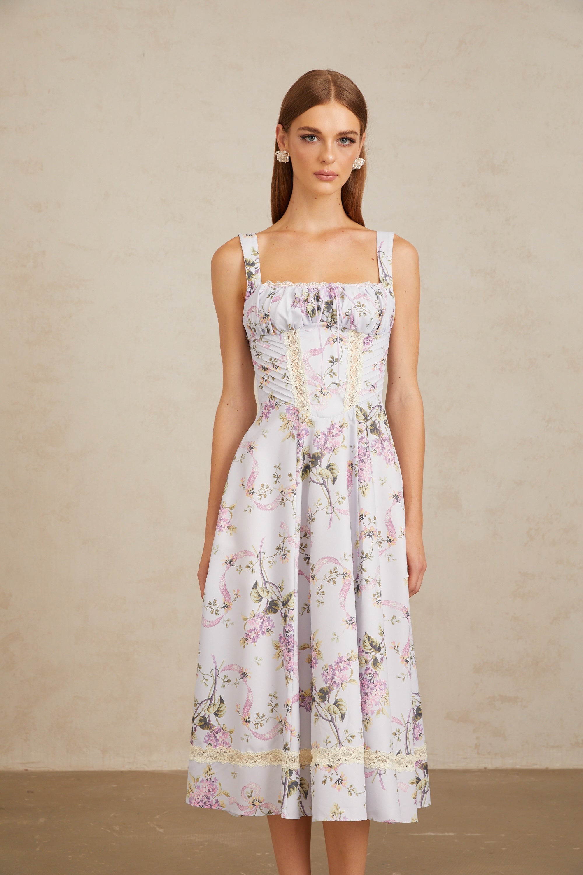 فستان أبولين متوسط الطول مزين بالدانتيل باللون البنفسجي