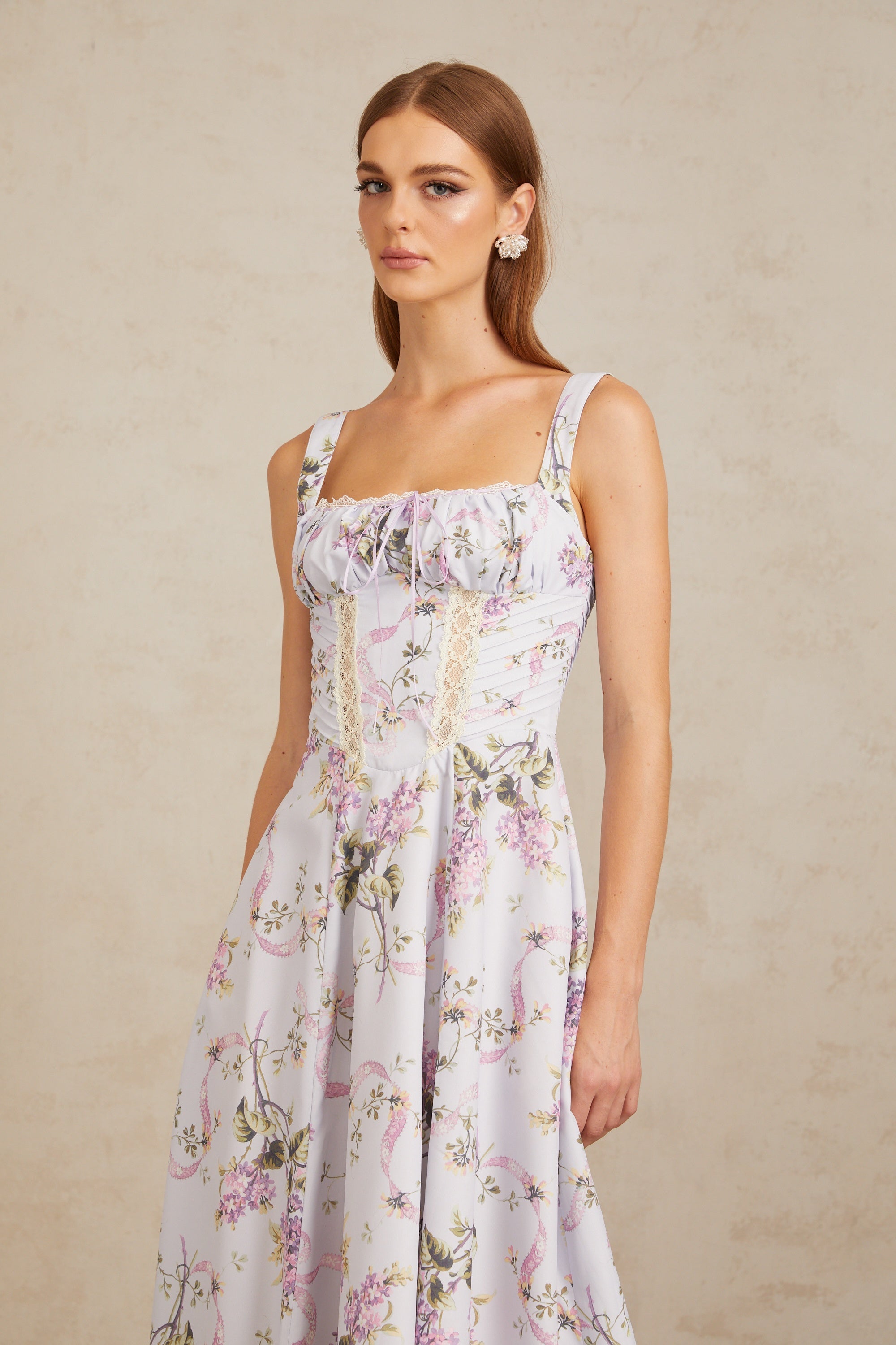 فستان أبولين متوسط الطول مزين بالدانتيل باللون البنفسجي