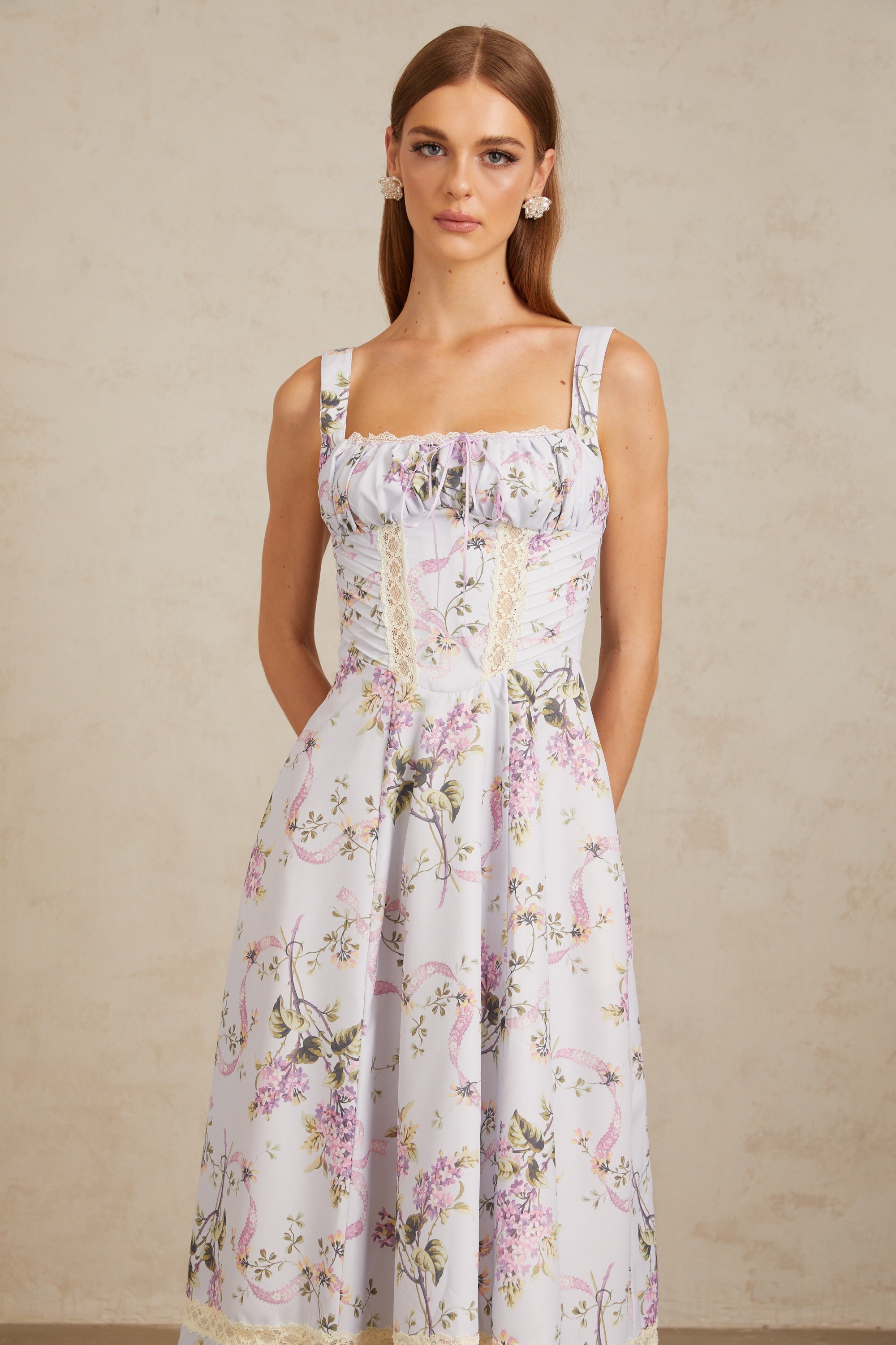 فستان أبولين متوسط الطول مزين بالدانتيل باللون البنفسجي