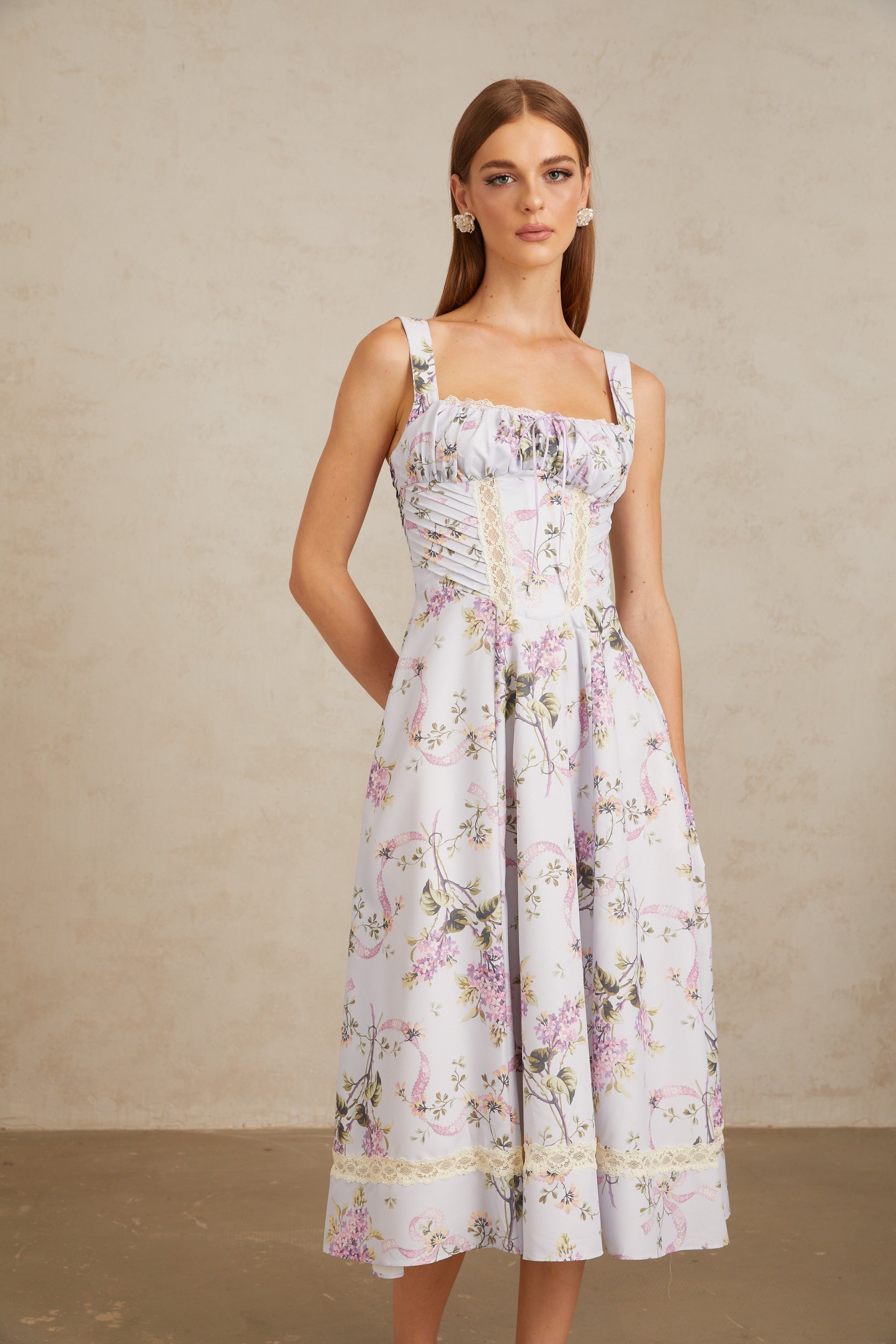 فستان أبولين متوسط الطول مزين بالدانتيل باللون البنفسجي