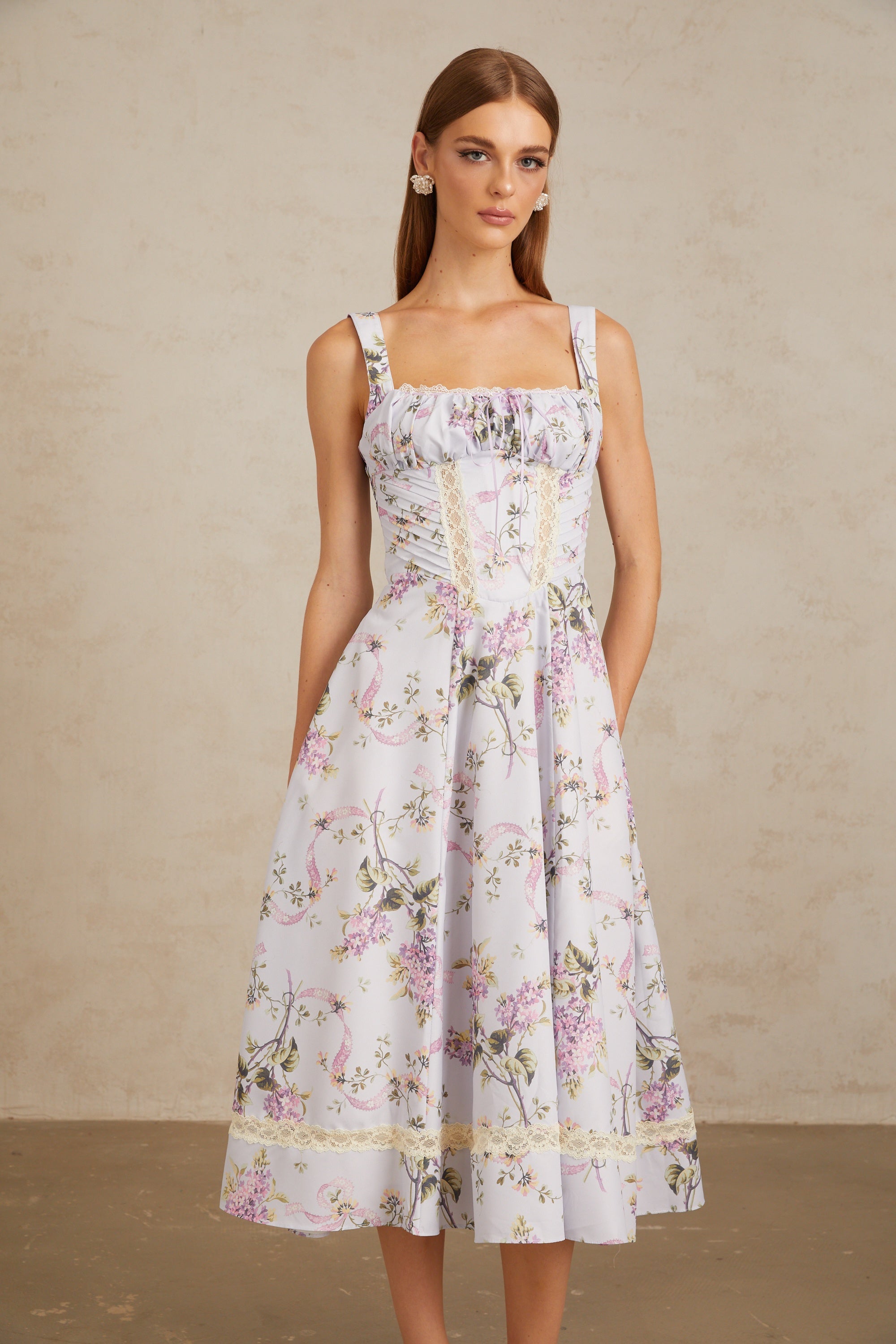 فستان أبولين متوسط الطول مزين بالدانتيل باللون البنفسجي