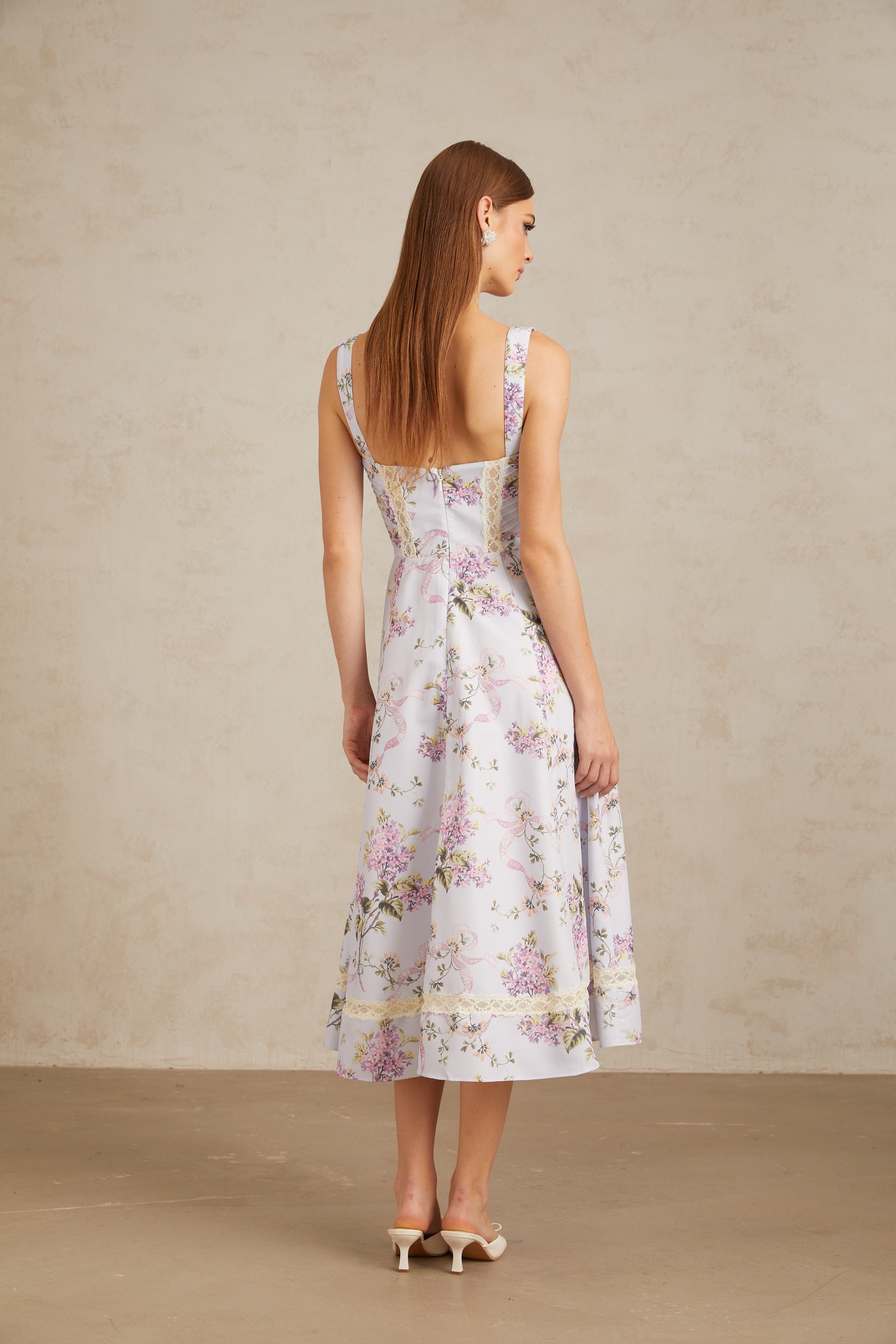 فستان أبولين متوسط الطول مزين بالدانتيل باللون البنفسجي